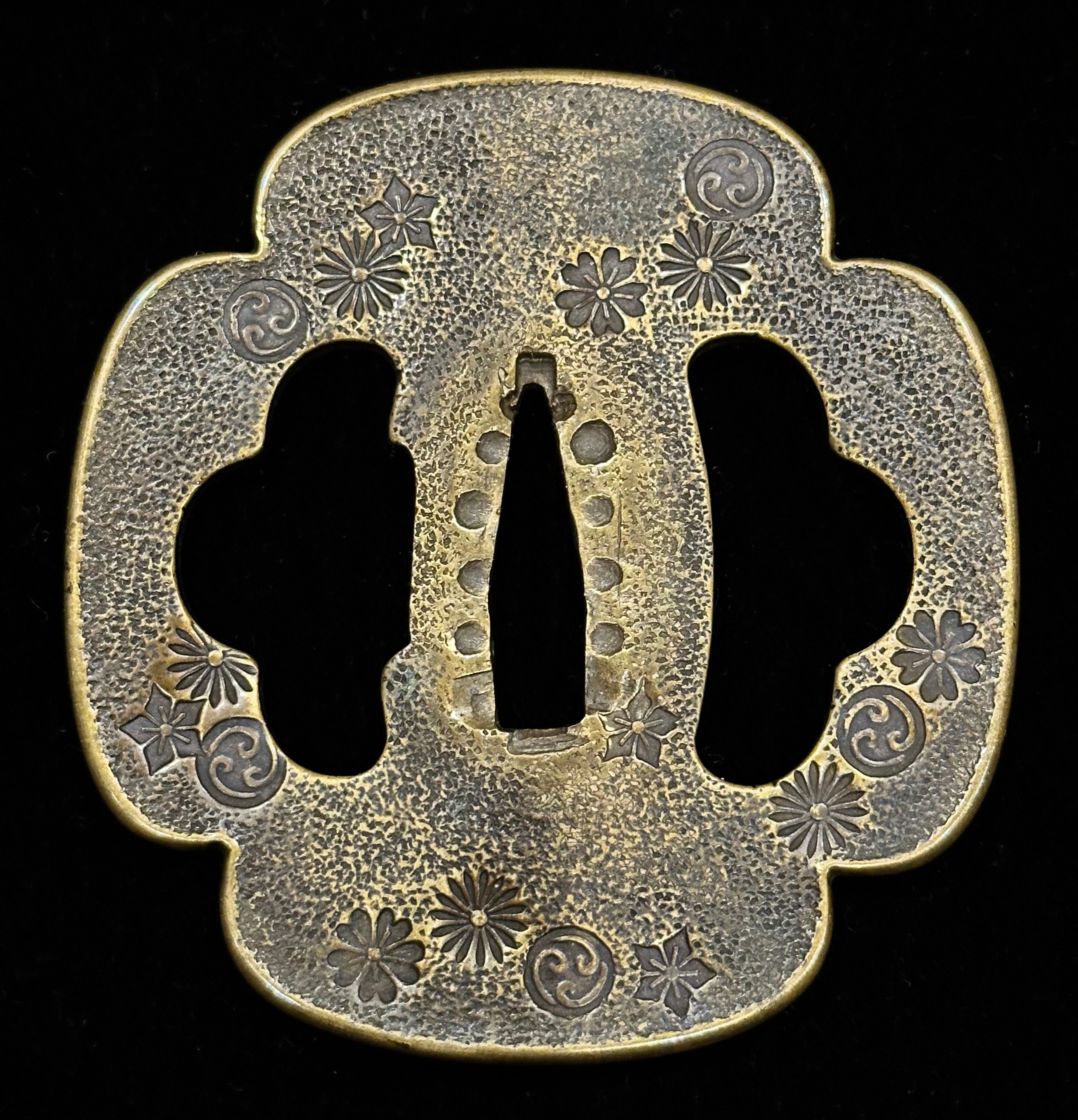 【赤銅地容彫 金色絵 輪宝三相文図目貫】検索用:後藤 京金具師 古金工 金工の後藤家とは／ホームメイト