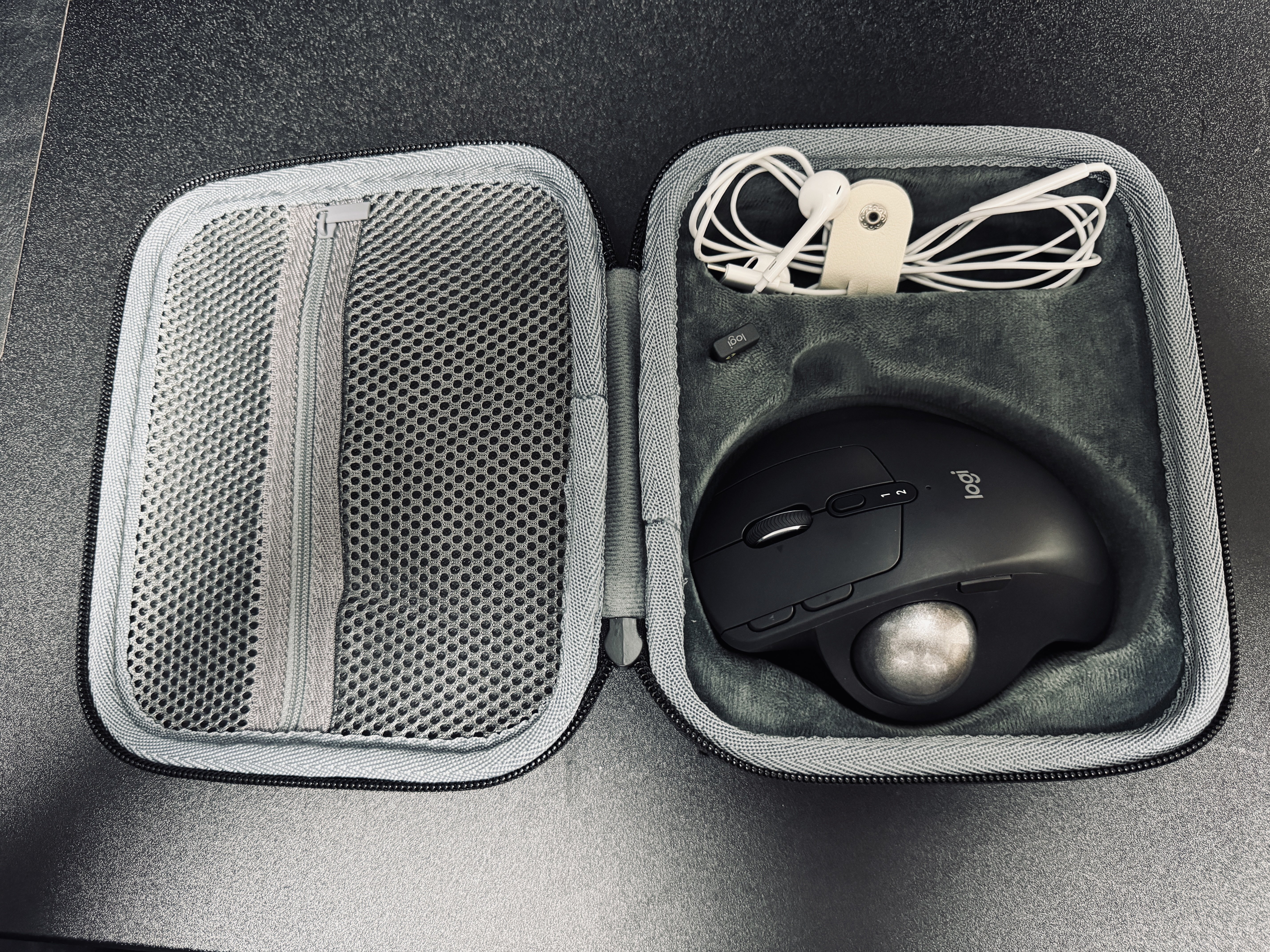 これで持ち運びも安心。Logicool MX ERGO S 専用ハードケース｜ヨーケ