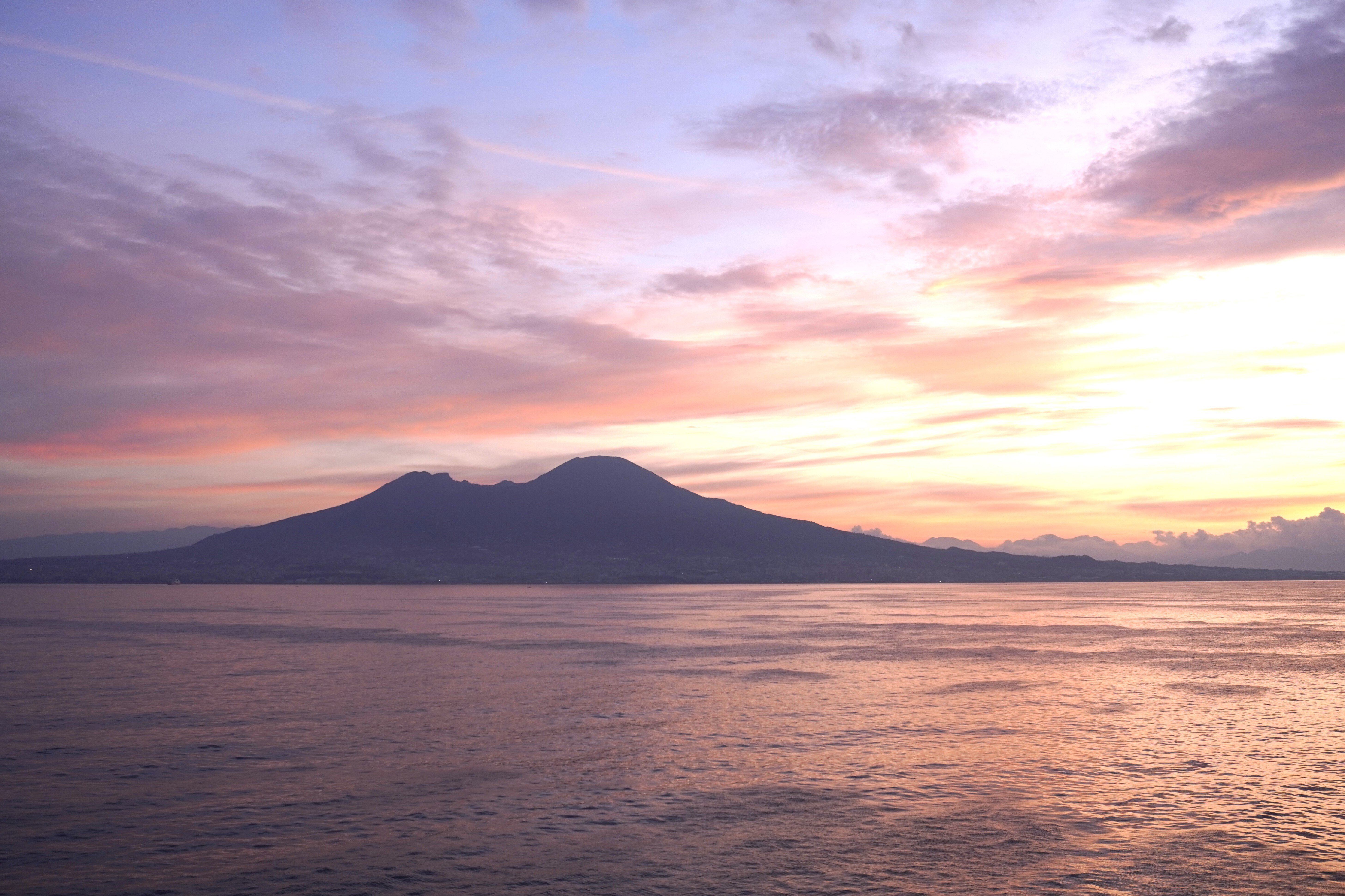 ナポリ・ヴェスヴィオ山の美しい朝焼け☆イタリア旅から帰国しました