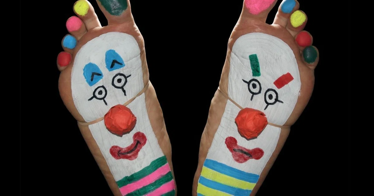 faces at feet