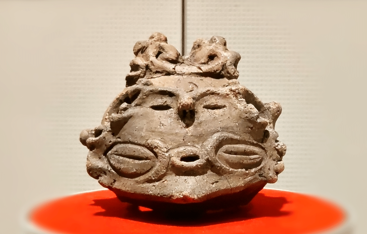 気になる土偶#106】顔の上にまた顔？/松本市考古博物館｜のんてり