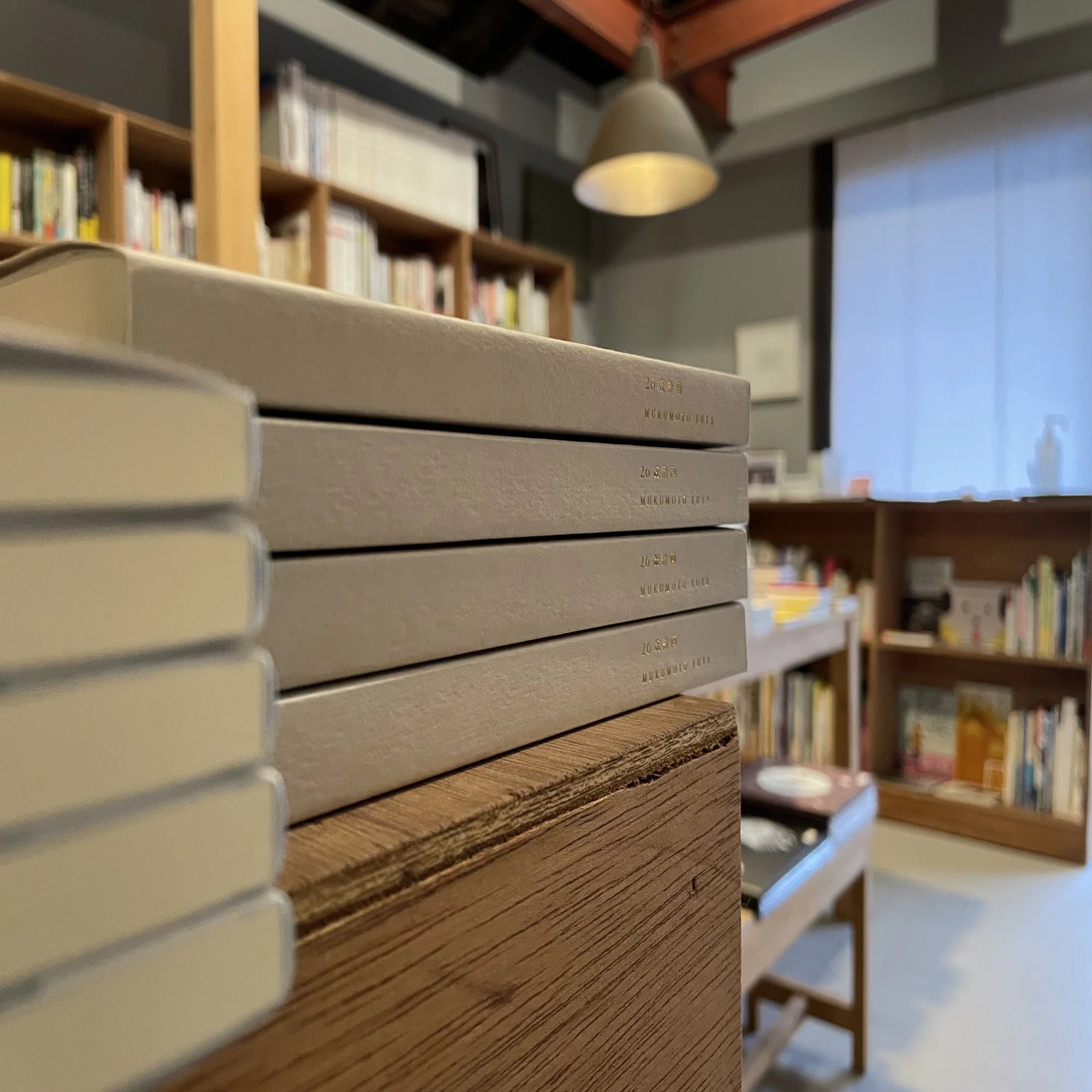 本を何冊平置きで積むのか｜本屋HUT BOOKSTORE & 古池弘幸建築設計事務所