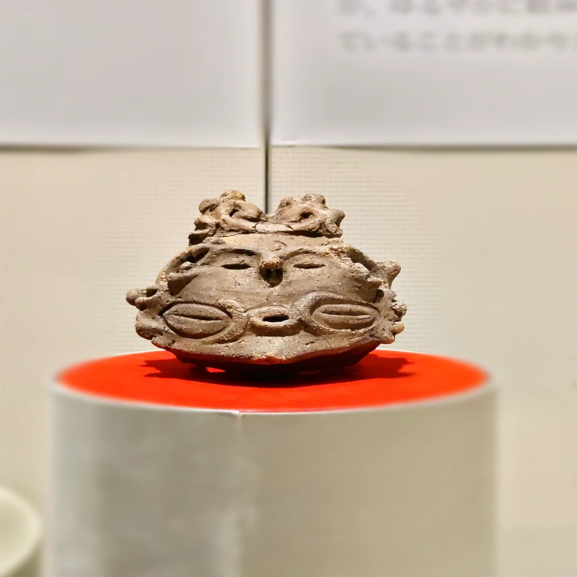 気になる土偶#106】顔の上にまた顔？/松本市考古博物館｜のんてり