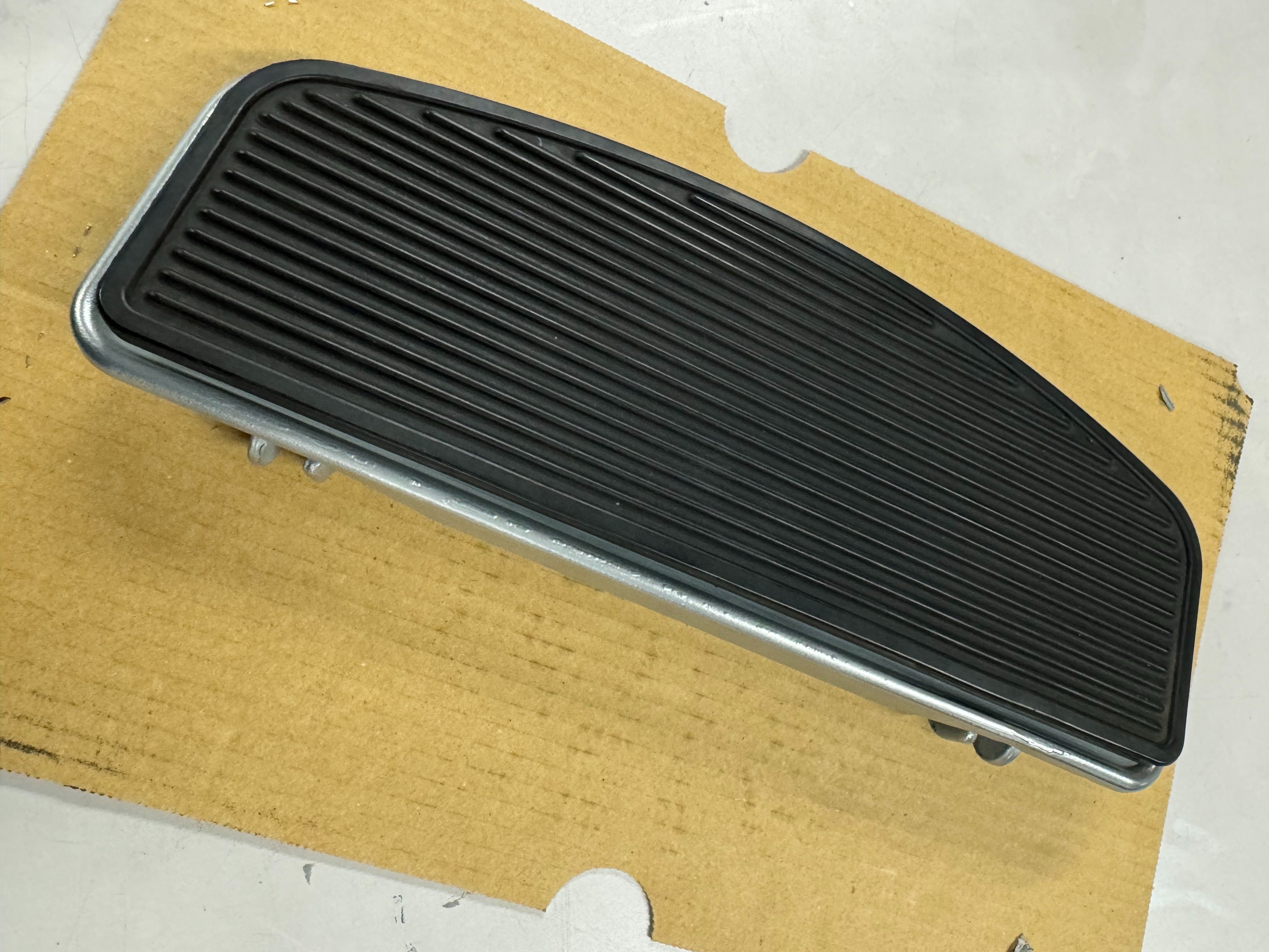 手動金属ポンプ 錆びた茶色 バイクパーツの”さび”対策をしてみる