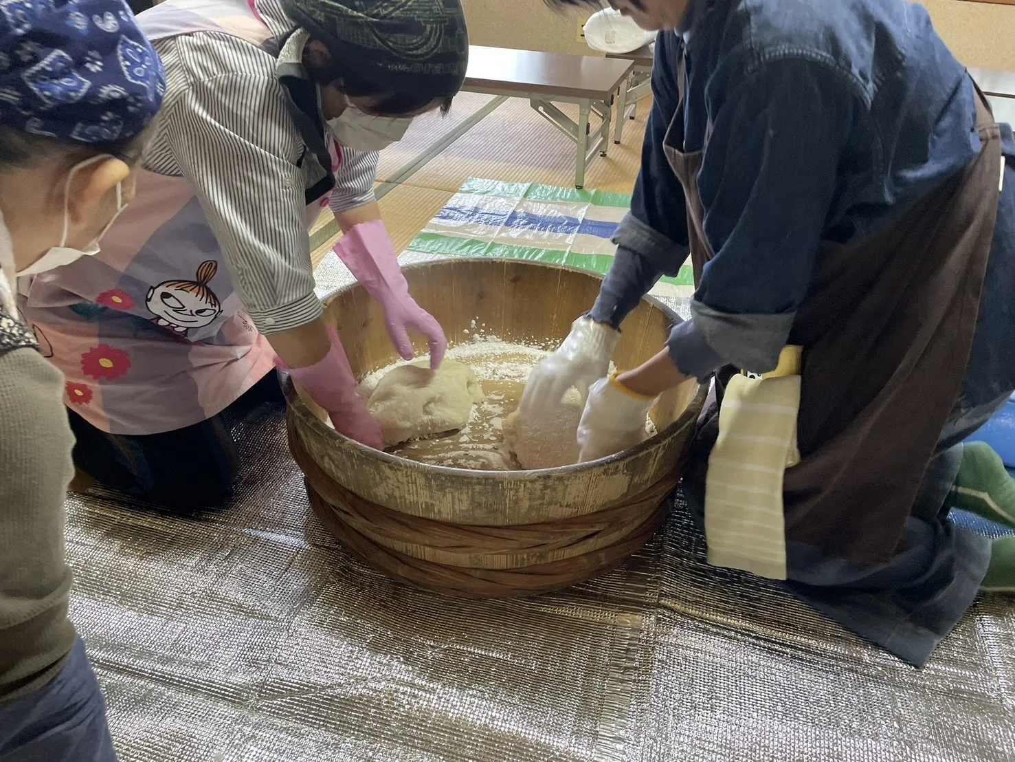 集落で杵と臼を使って餅つき！｜風の谷の里