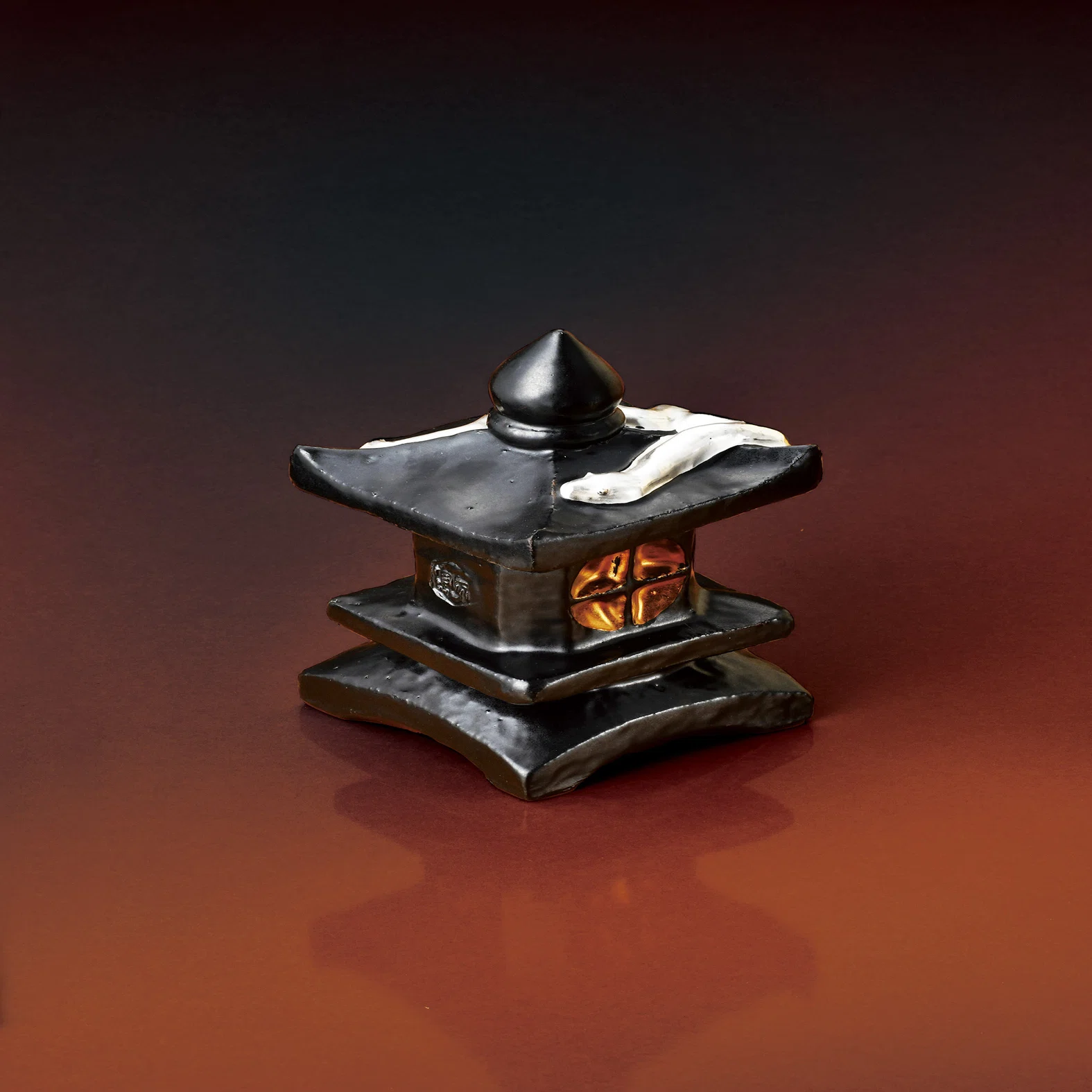 新年の飾りに2025年の干支「乙巳（きのとみ）」の陶芸作品を｜maebata 