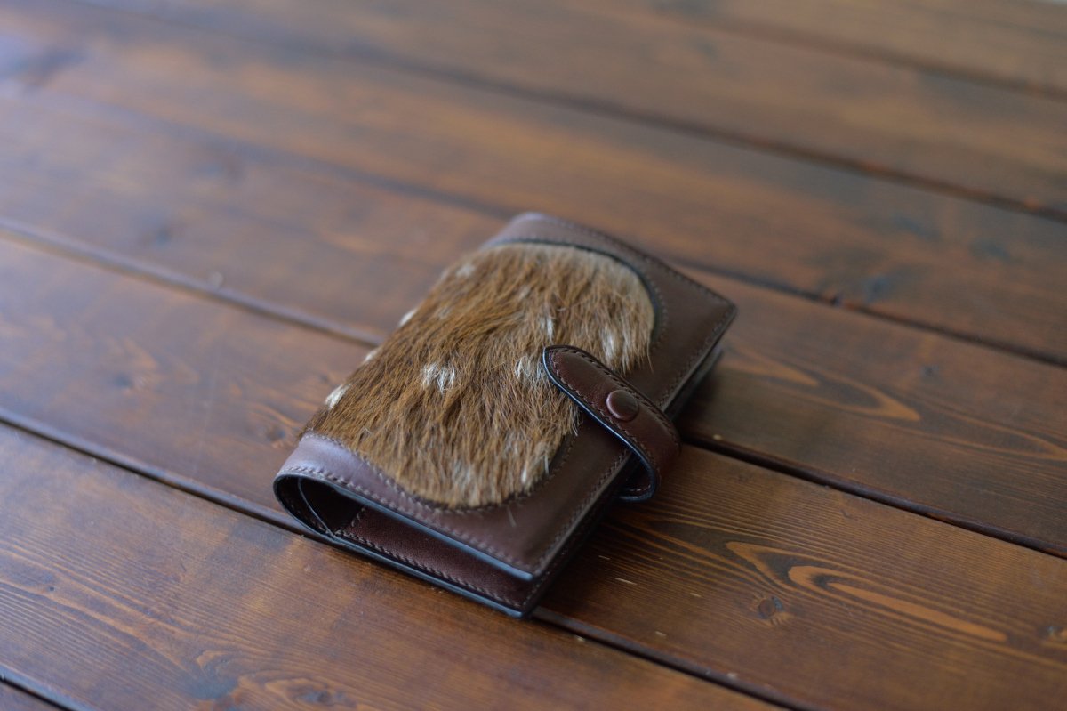 鹿の毛皮を纏った財布｜ReiLeather