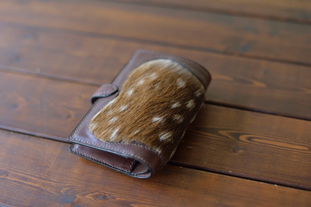 鹿の毛皮を纏った財布｜ReiLeather