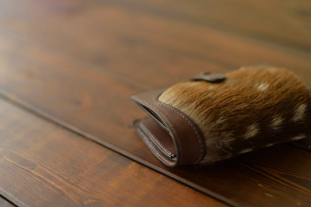鹿の毛皮を纏った財布｜ReiLeather