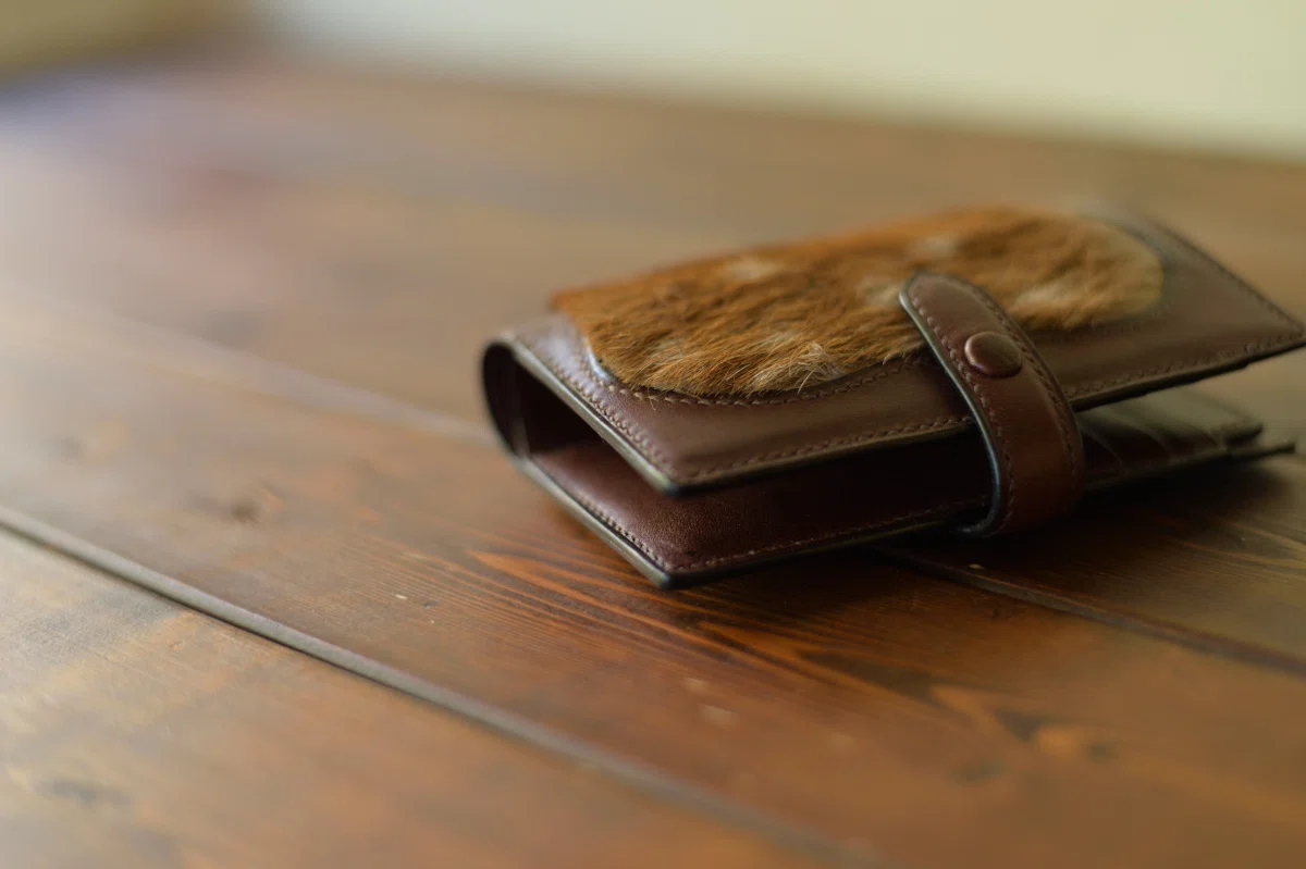 鹿の毛皮を纏った財布｜ReiLeather