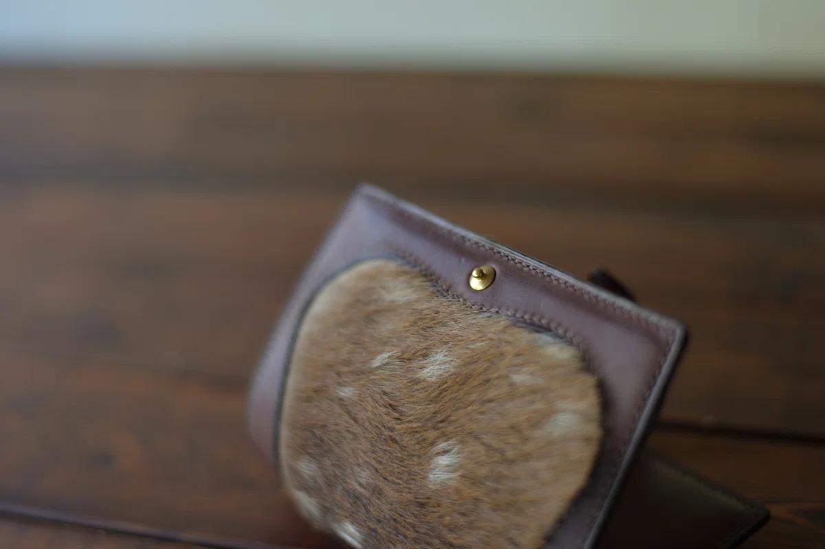 鹿の毛皮を纏った財布｜ReiLeather
