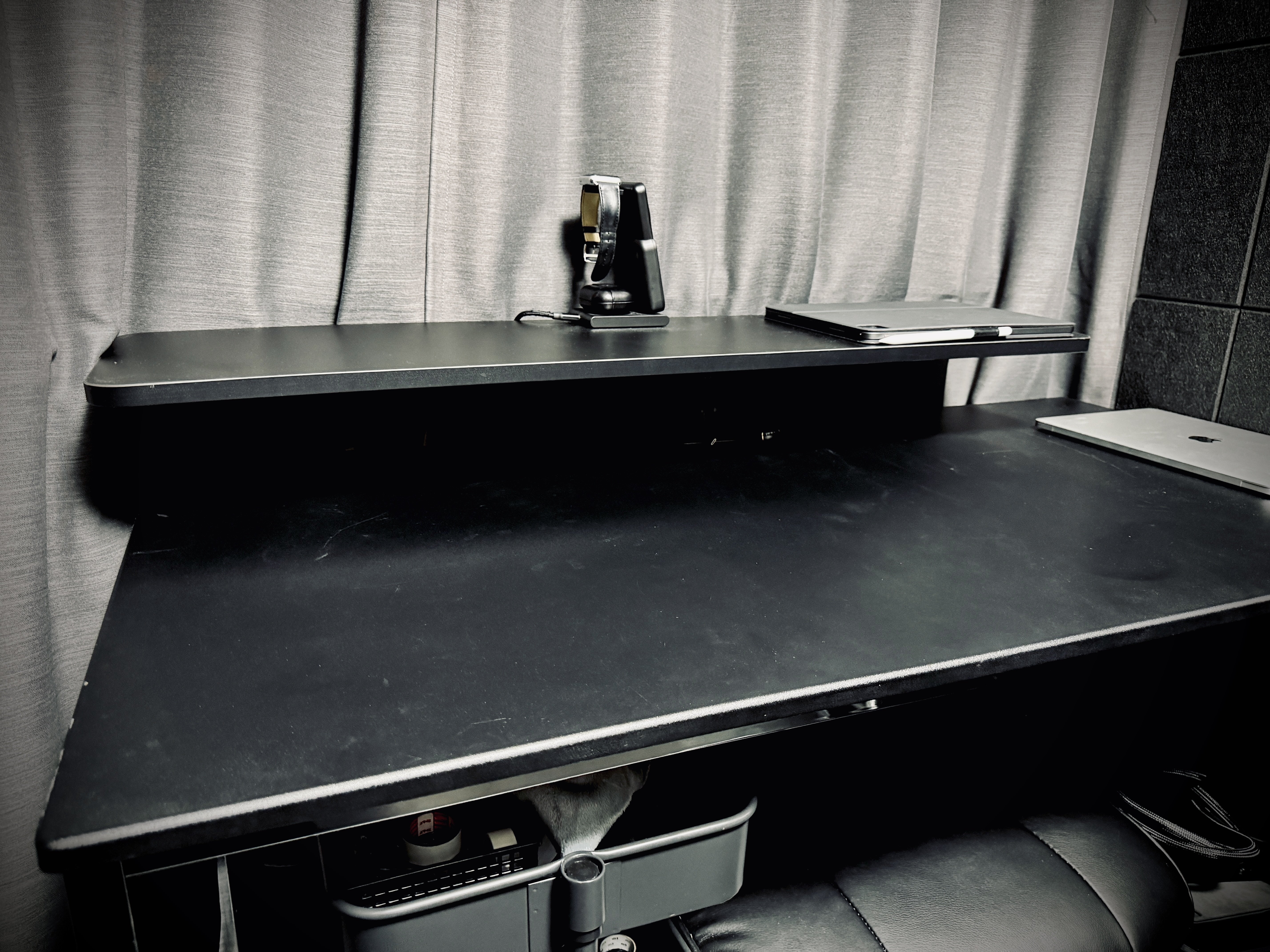 デスクシェルフの答え。サンワサプライ クランプ式机上ラック｜ヨーケ