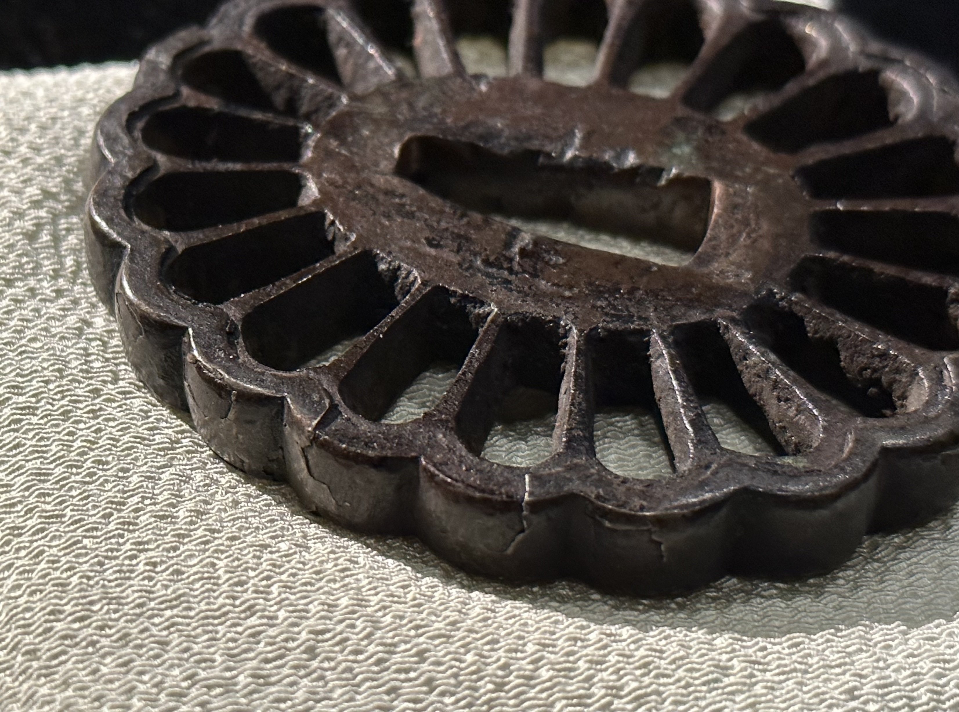 古金工 菊花透鐔③ 二十五花弁図｜刀箱師の日本刀ブログ 中村圭佑