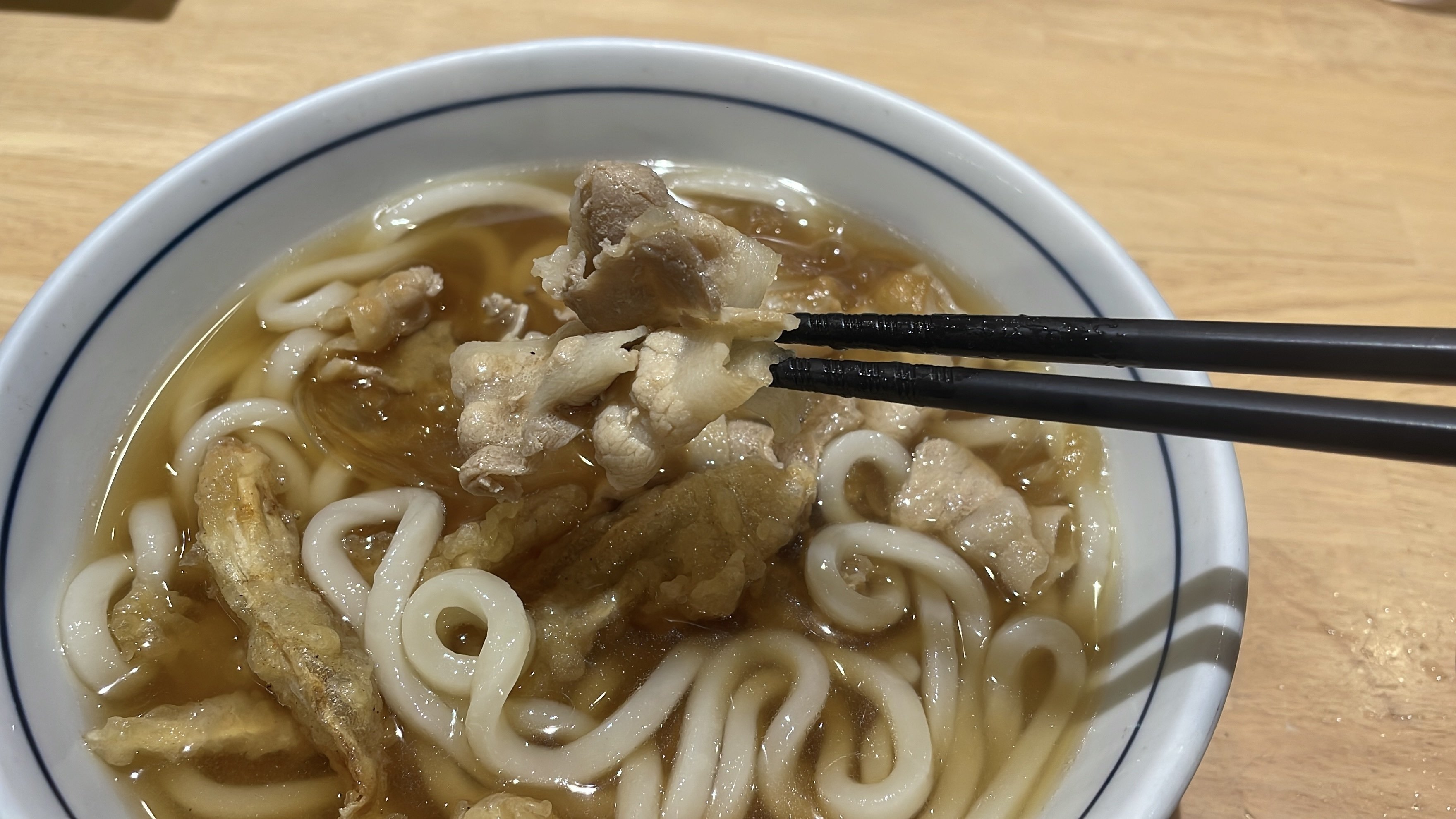 ウエストの「豚肉得うどん」は卓上の無料ネギで悪魔的な美味さになる