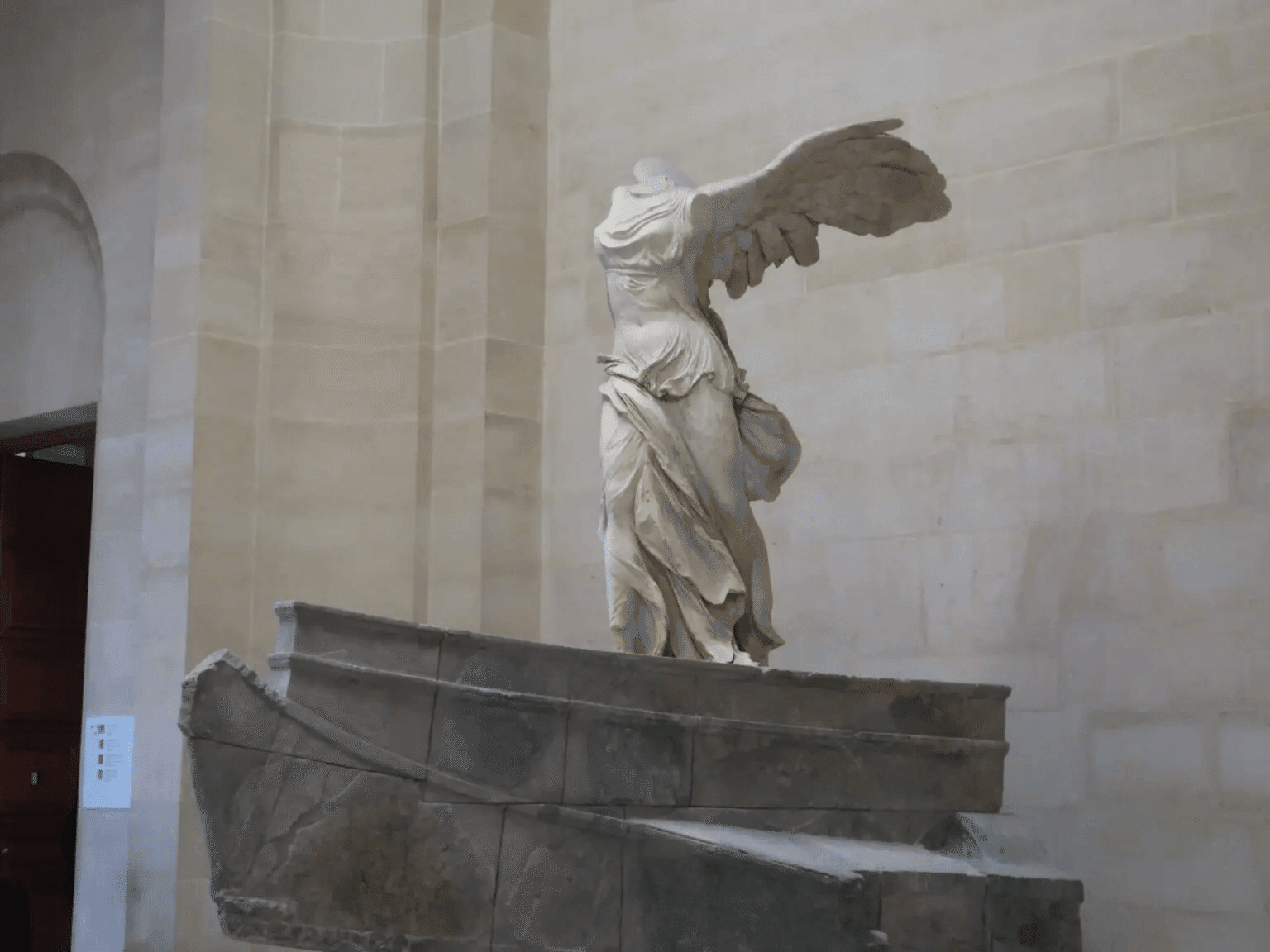 ルーブル美術館の『サモトラケのニケ』が美しすぎた件について|僧侶 ルーブル美術館の『サモトラケのニケ』が美しすぎた件について|僧侶