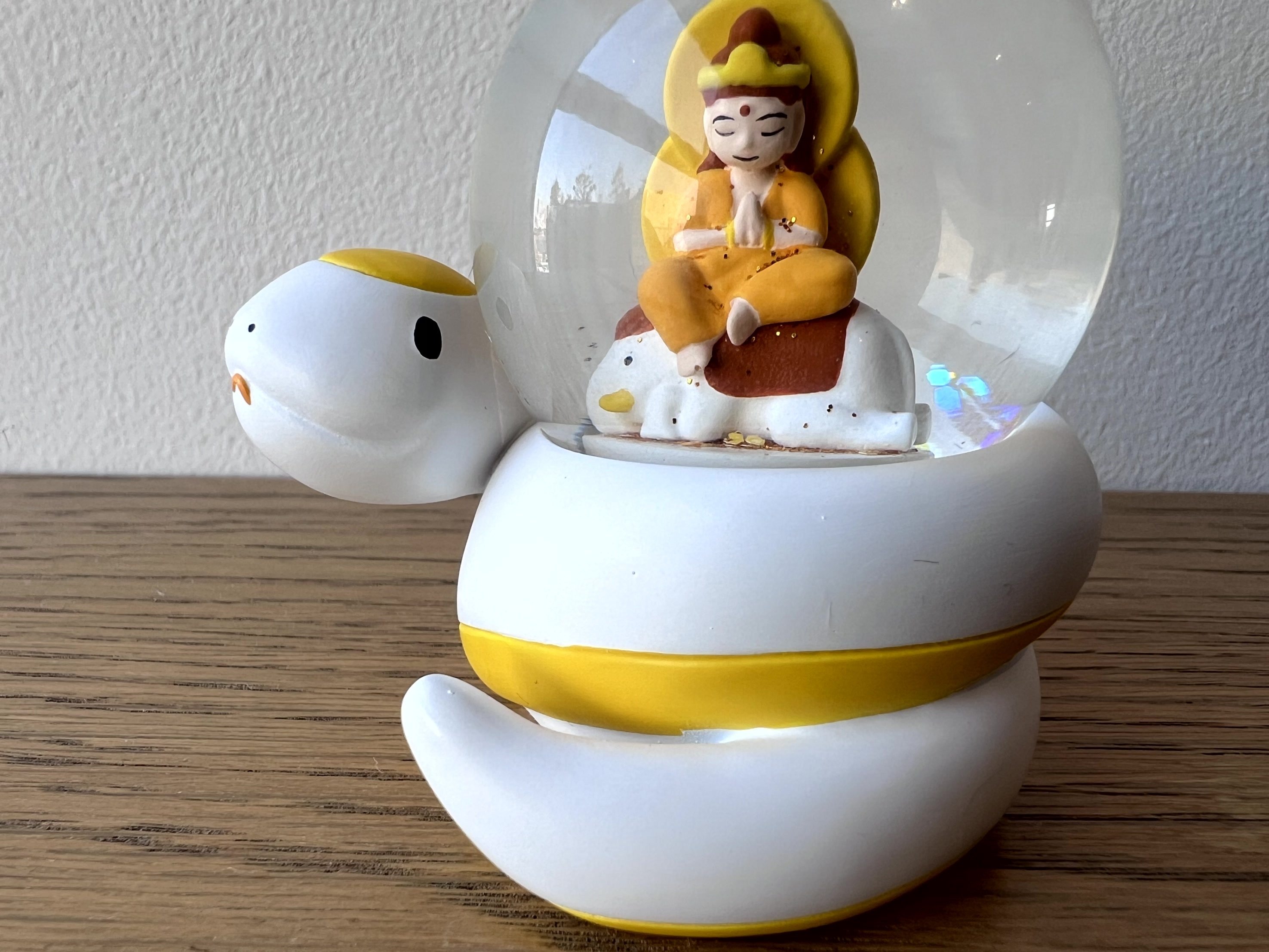 2025年は景気よく、縁起よく！お待ちかね「守り本尊スノードーム 巳