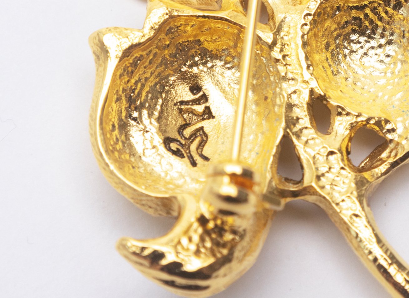 胸もとに吉祥の実りを宿す「みほとけの果実ブローチ」｜フェリシモ「お