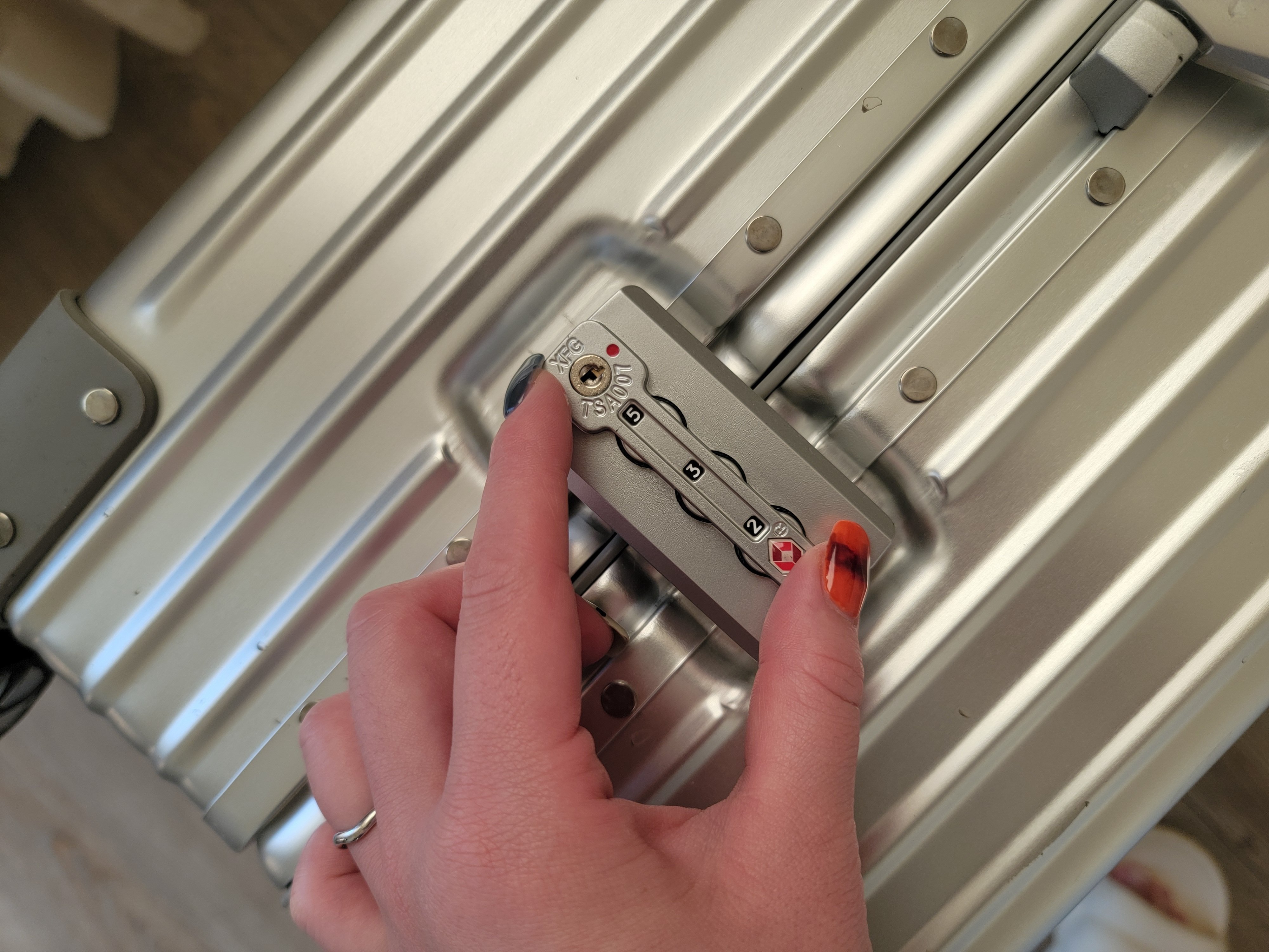 海外でスーツケースの鍵がぶっ壊れて開かなくなって半泣きになって解決