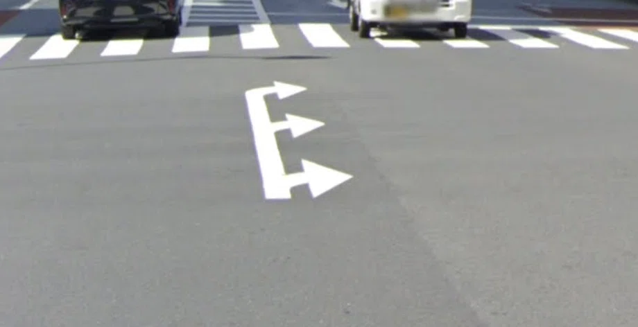 激レア道路標示「右左折の方法(111)-右左折先の通行帯を指定」(東京・中央区人形町 / 大阪・北区大江橋北詰…