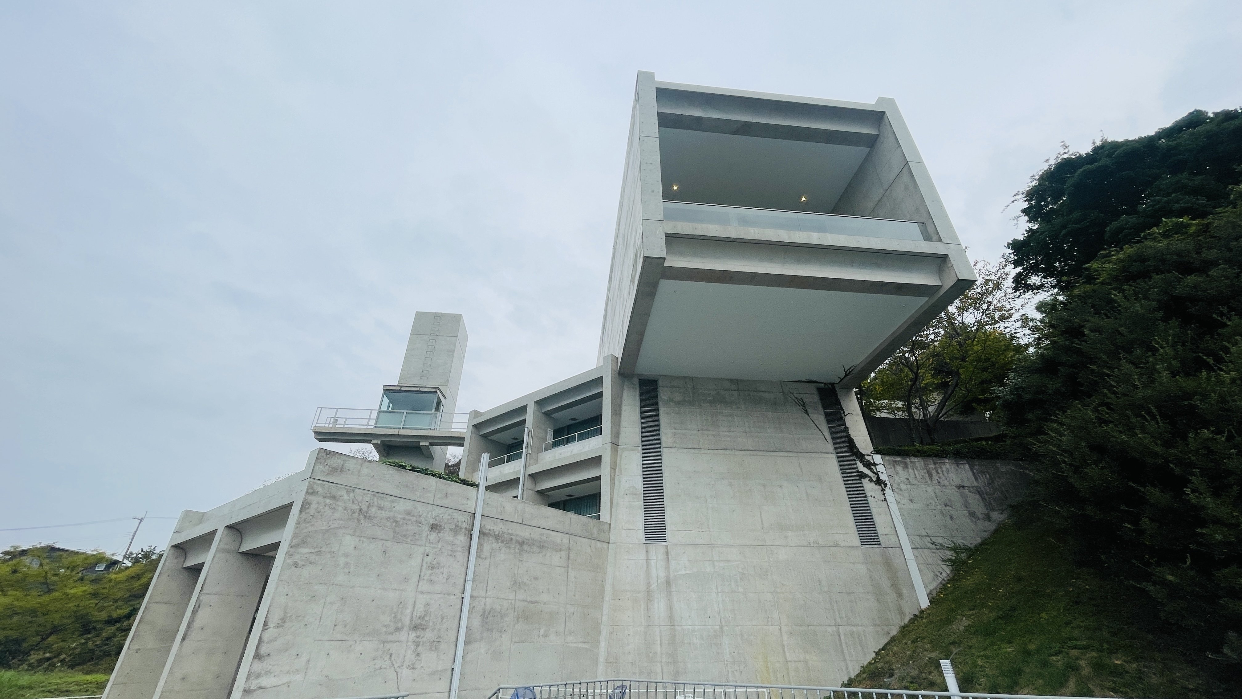 安藤忠雄設計のホテルへ宿泊｜カワカミ ユキヲ