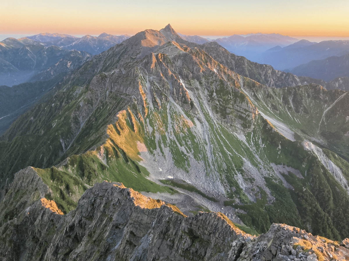 荒川宏の「北アルプス新雪」（五竜岳）。無所属で美しい山々と森林を描いた油彩画家。 荒川宏の「北アルプス新雪」（五竜岳）。無所属で美しい山々と