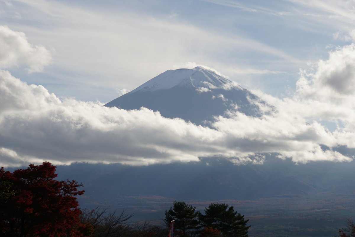 中腹辺りの高さに雲のかかった富士山