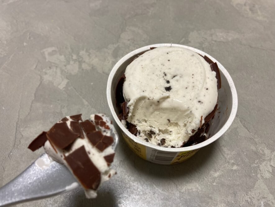 アコレで見つけた赤城乳業「クッキークリーム」【＆がつかない