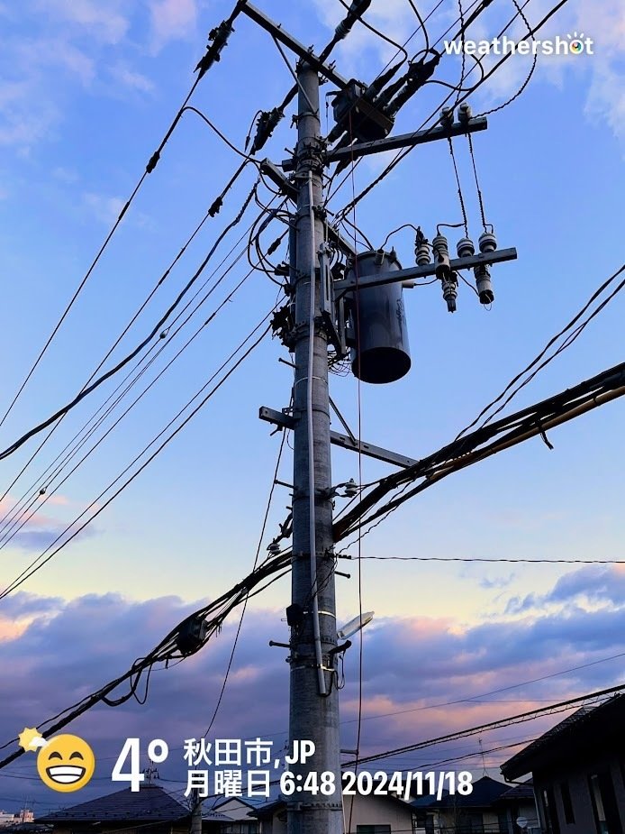 朝焼けの空の写真　真ん中に電柱　下の雲がピンク～紫に色づいている　wethershotのロゴ入り　「4°　秋田市,JP　月曜日　6:48 2014/11/18」