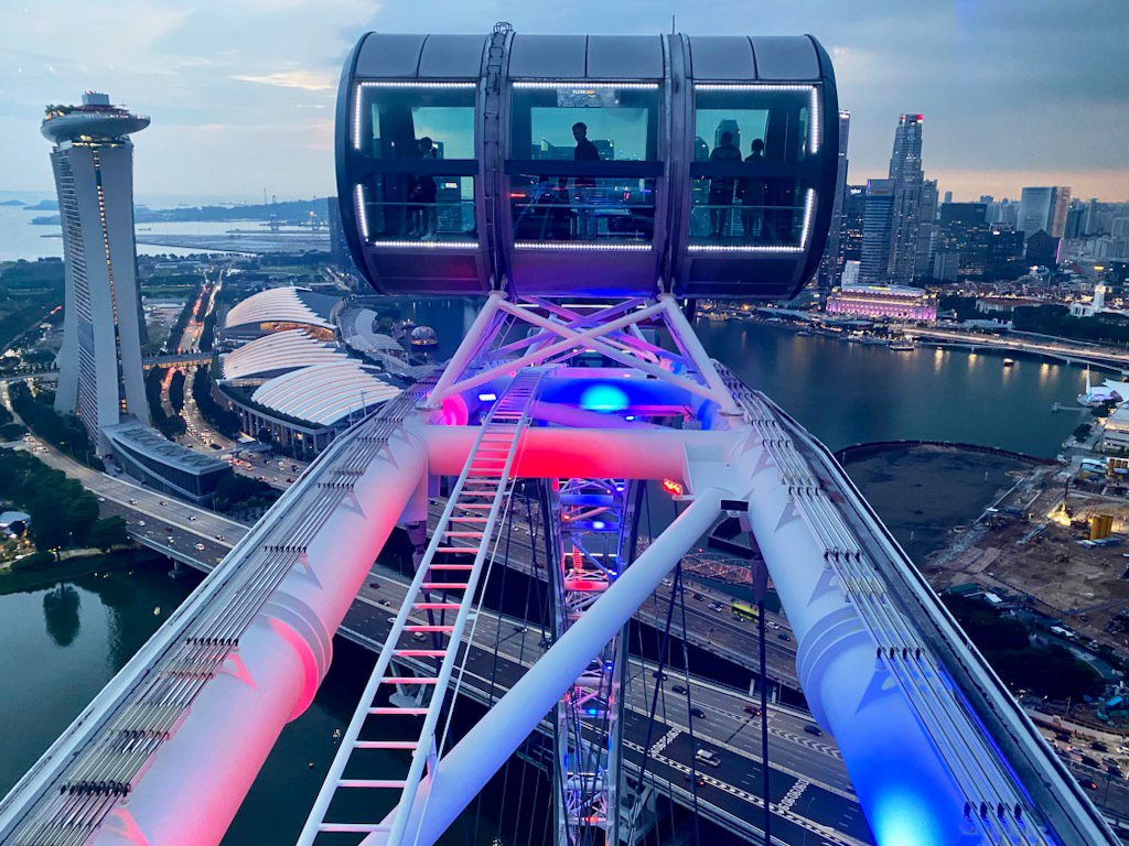 ライトアップされていくSingapore Flyer