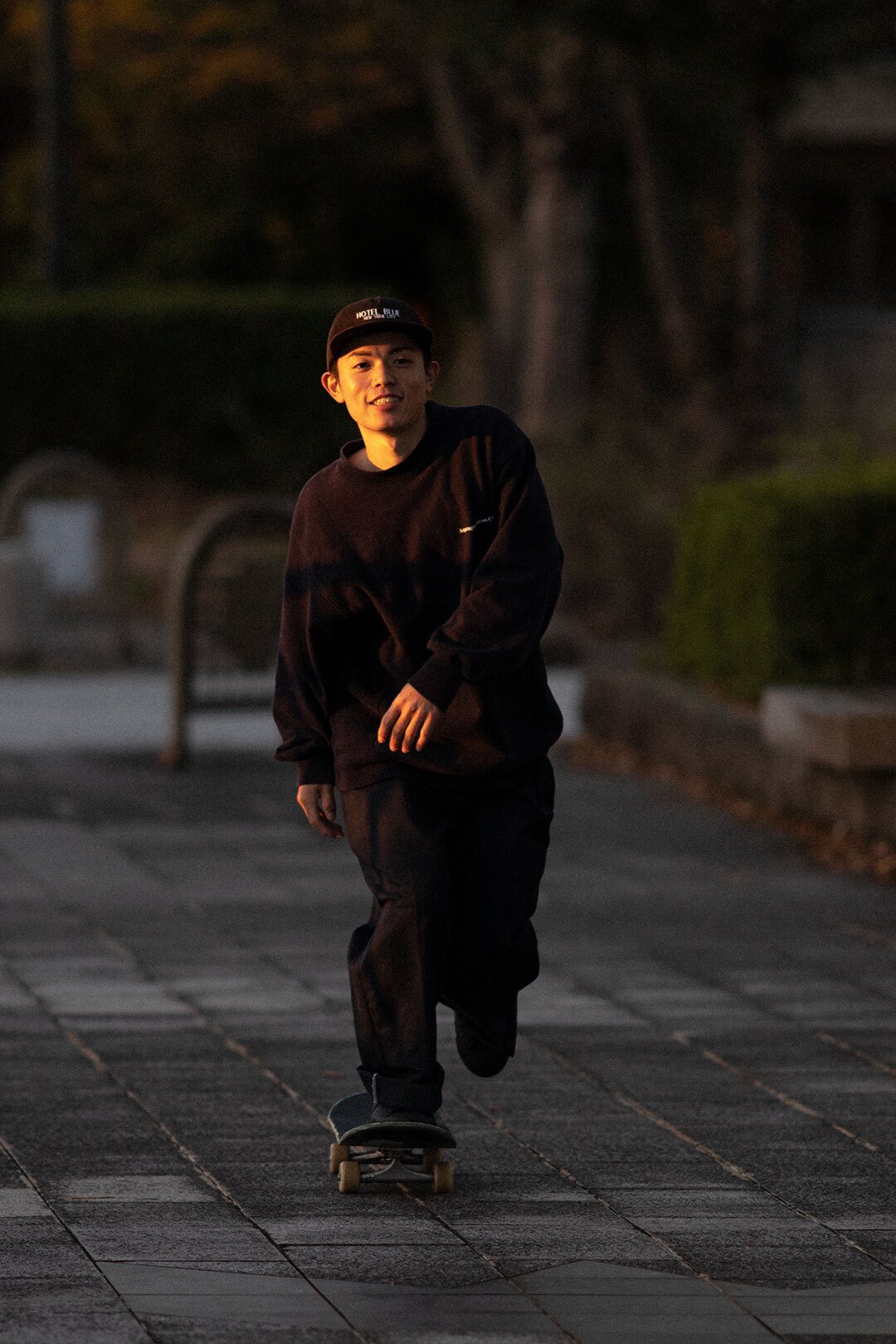 オレンジの夕日に照らされるオールブラックのNIKE SBシューズ。|HI5 オレンジの夕日に照らされるオールブラックのNIKE SBシューズ。|HI5