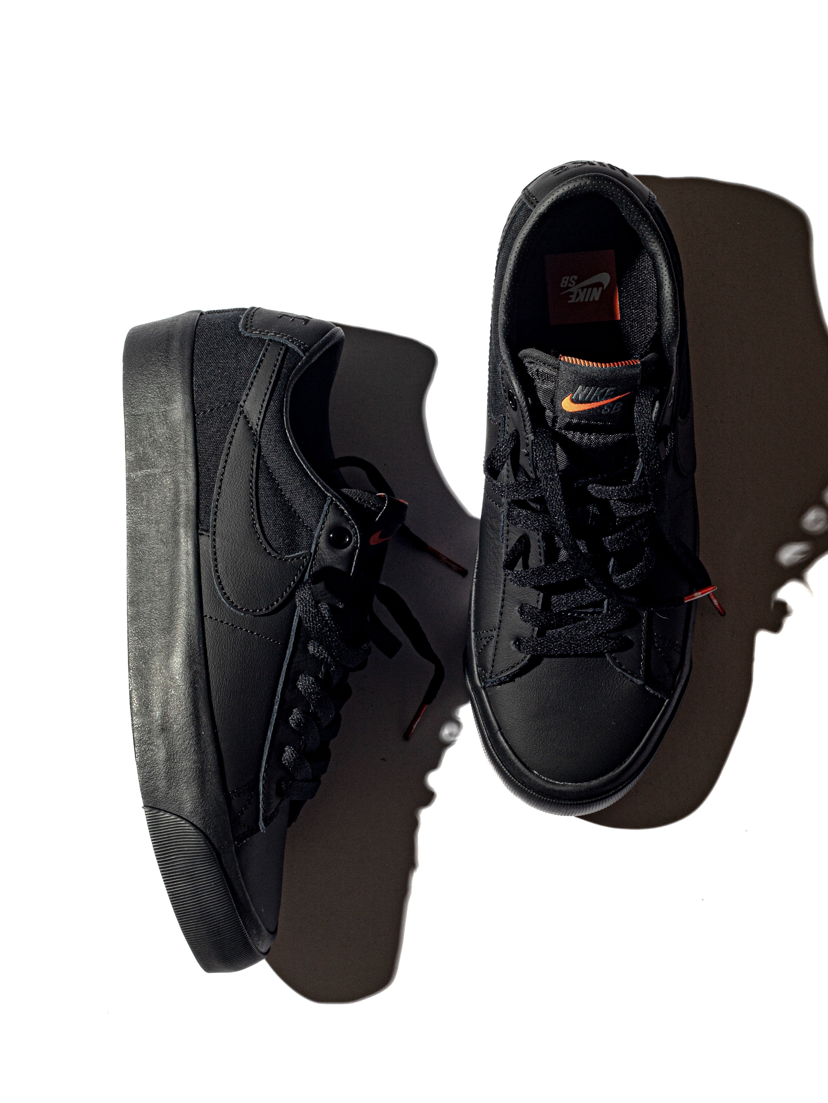 オレンジの夕日に照らされるオールブラックのNIKE SBシューズ。|HI5 オレンジの夕日に照らされるオールブラックのNIKE SBシューズ。|HI5