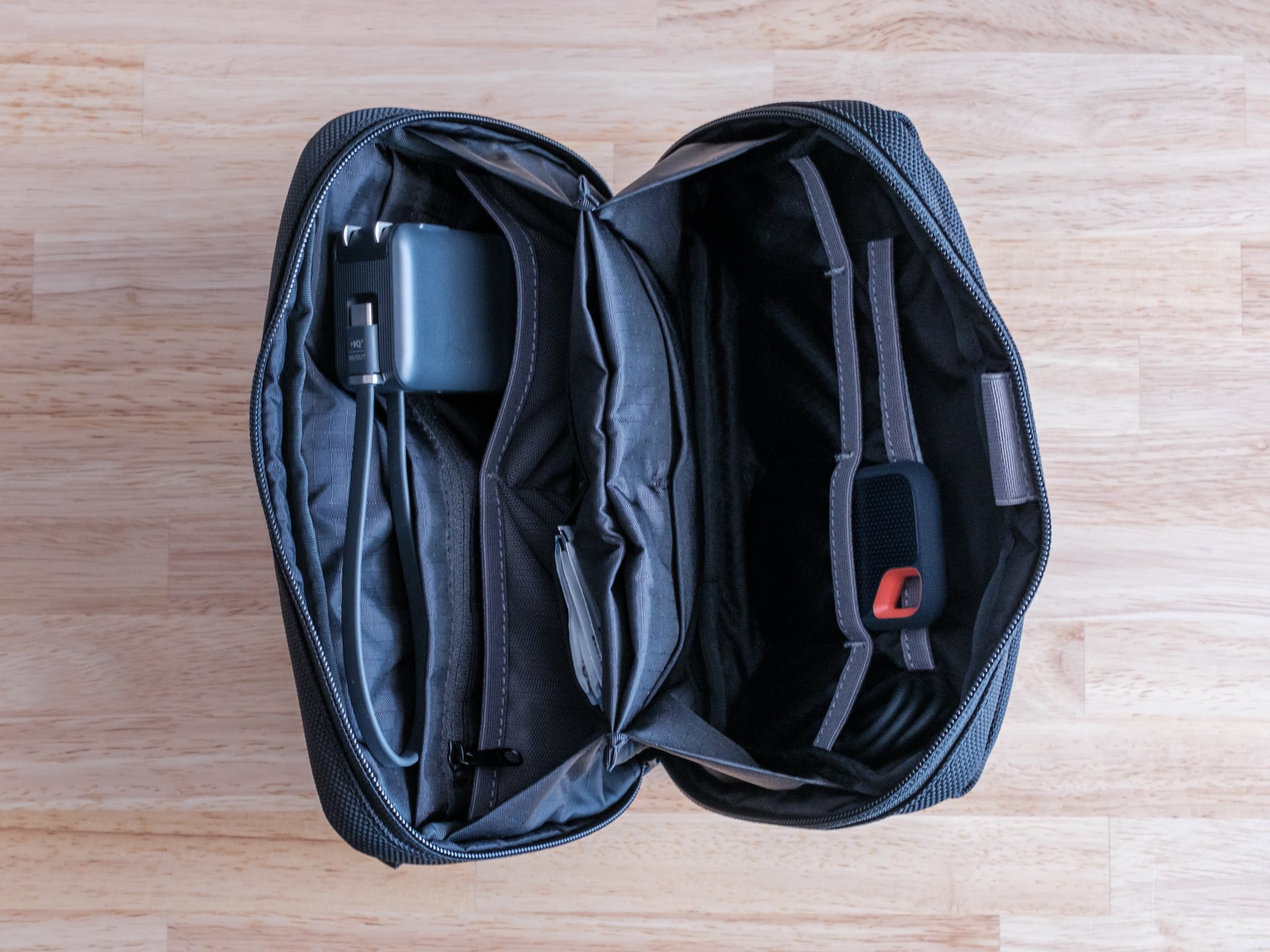 ガジェットポーチの中身｜THE TOKYO TECHPACK POUCH｜murasaki