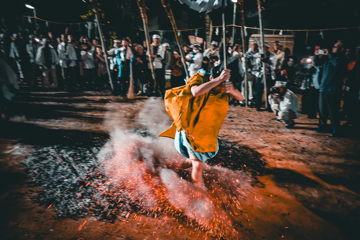 「小天天子宮火の神祭り」~悪病退散・無病息災を祈る火渡り神事~(熊本県玉名市天水町)|玉名の自然、景観、風物詩。