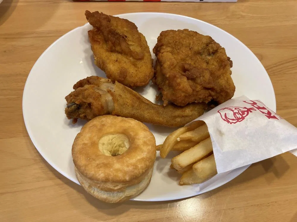 KFCのチキン×3とビスケットとポテト
