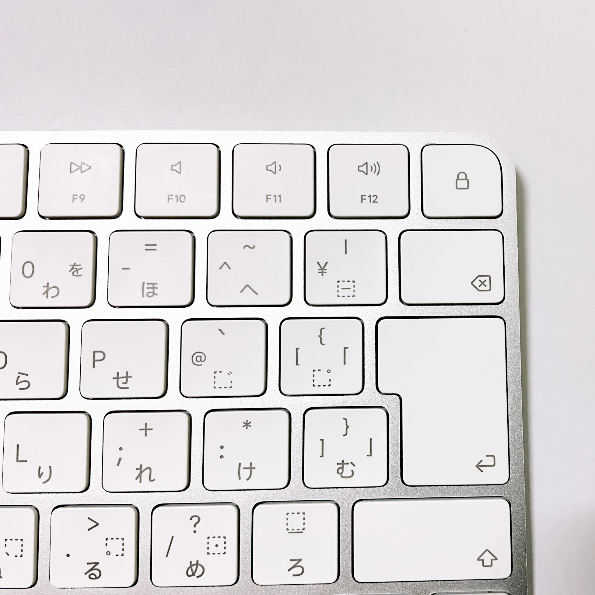 クラムシェル運用MacBook Air M3で使用中の「キーボード」「マウス 