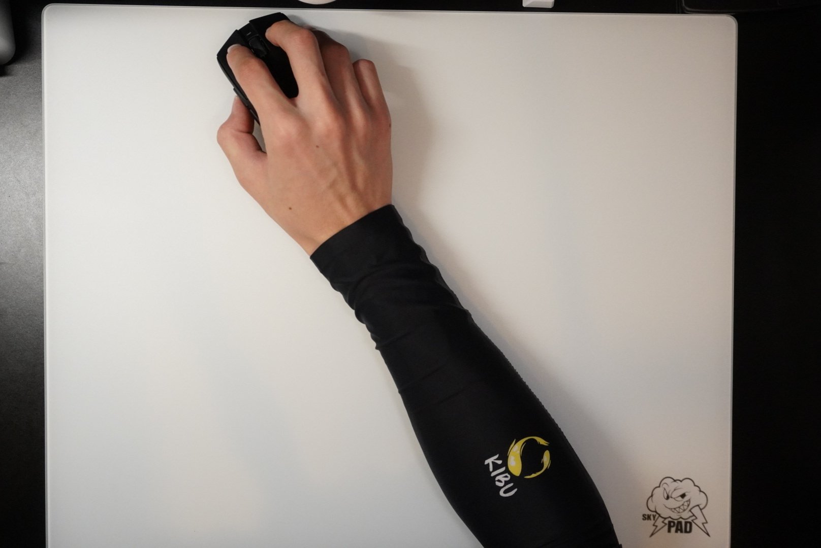 相性問題とはもうおさらば。最強のアームカバーがやってきた／KIBU