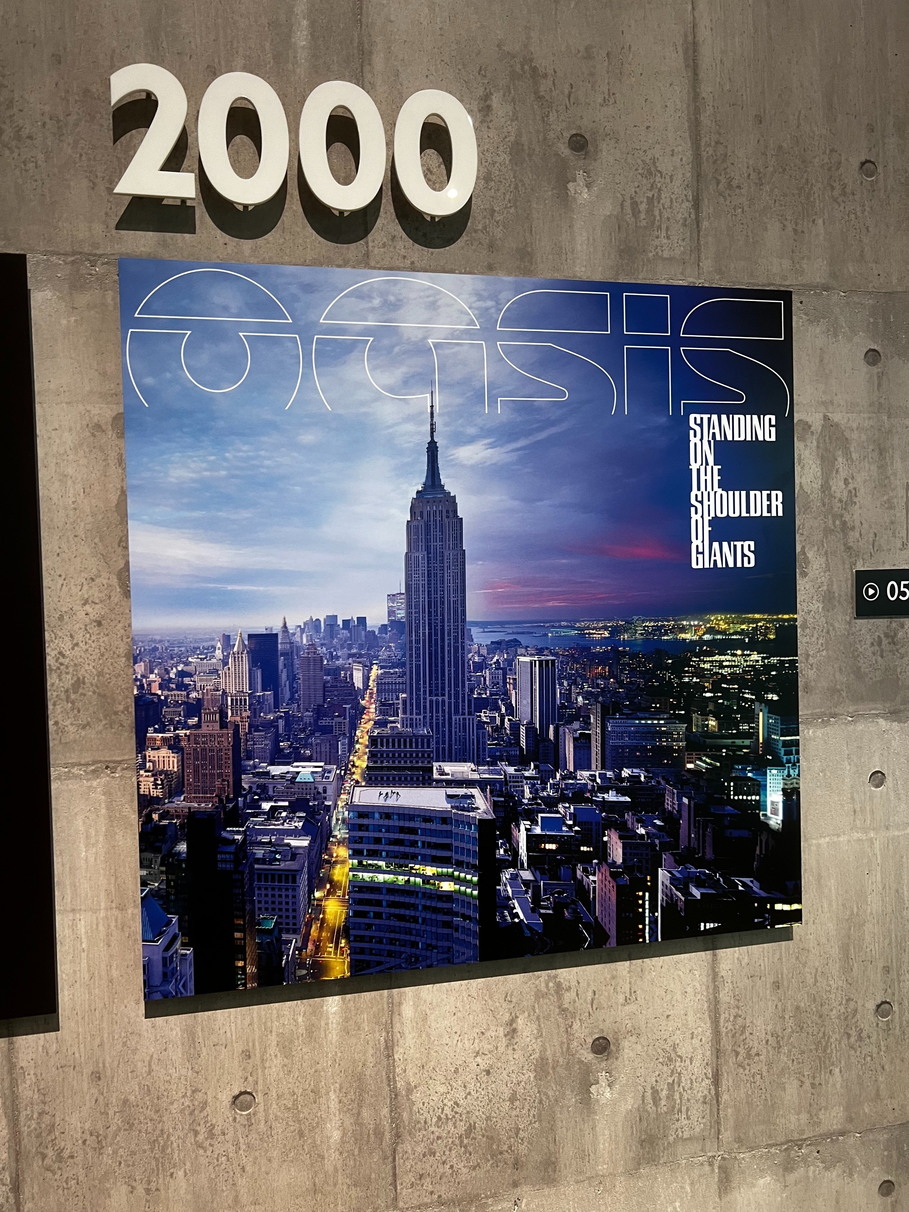 B2ポスター【OASIS】オアシス 30周年特別展 ギターアンプ 祝・再結成＆デビュー30周年！ 数々の名曲と巡る『リヴ