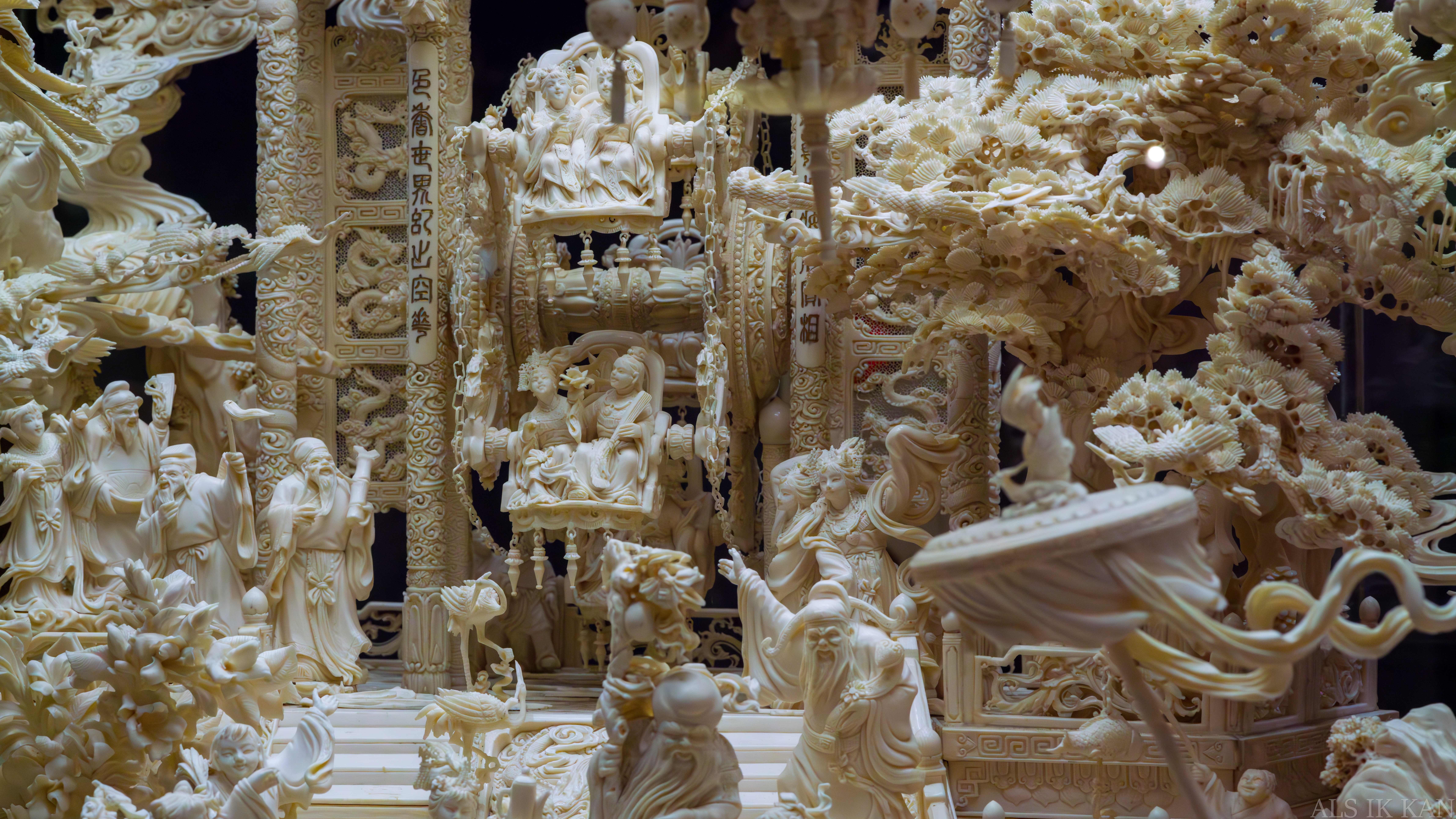 銅製 獅子と球の彫刻 銅製 獅子と球の彫刻