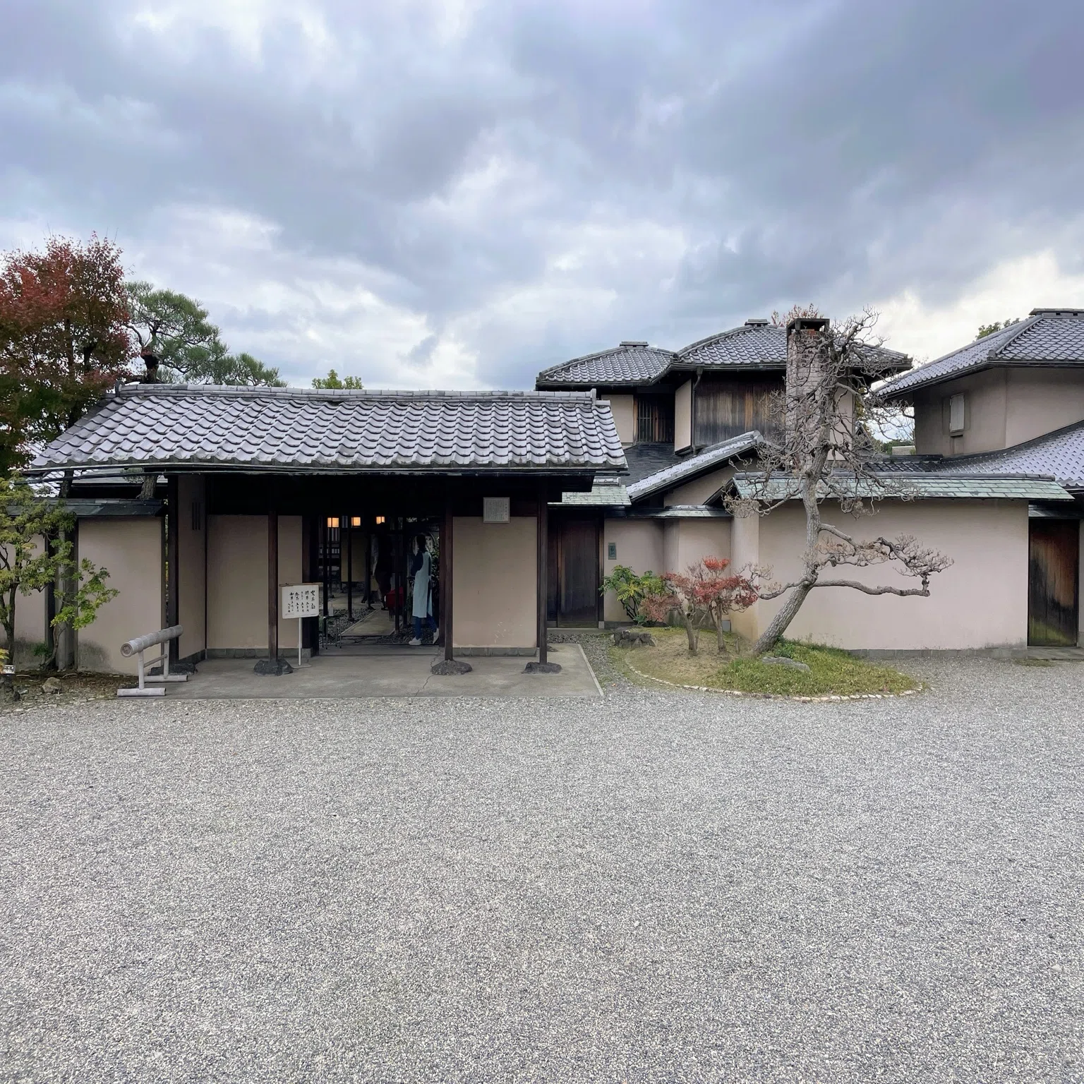 人物を描く －松園、松篁、淳之、それぞれの人物画－ ／松伯美術館 
