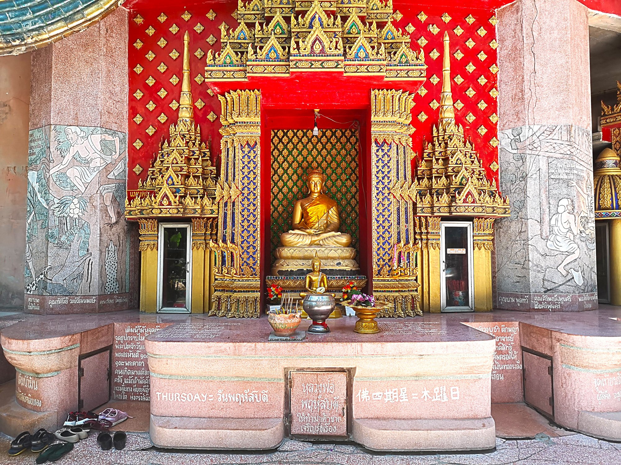 龍が巻きつくタイのお寺