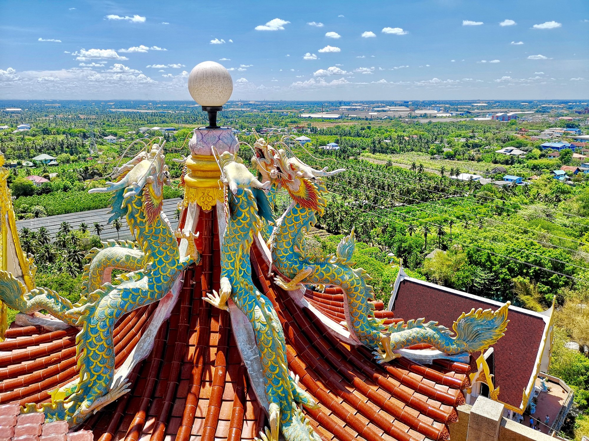 ワットサンプラーン（ナコンパトム）｜ピンクの塔に龍が巻きつくタイの