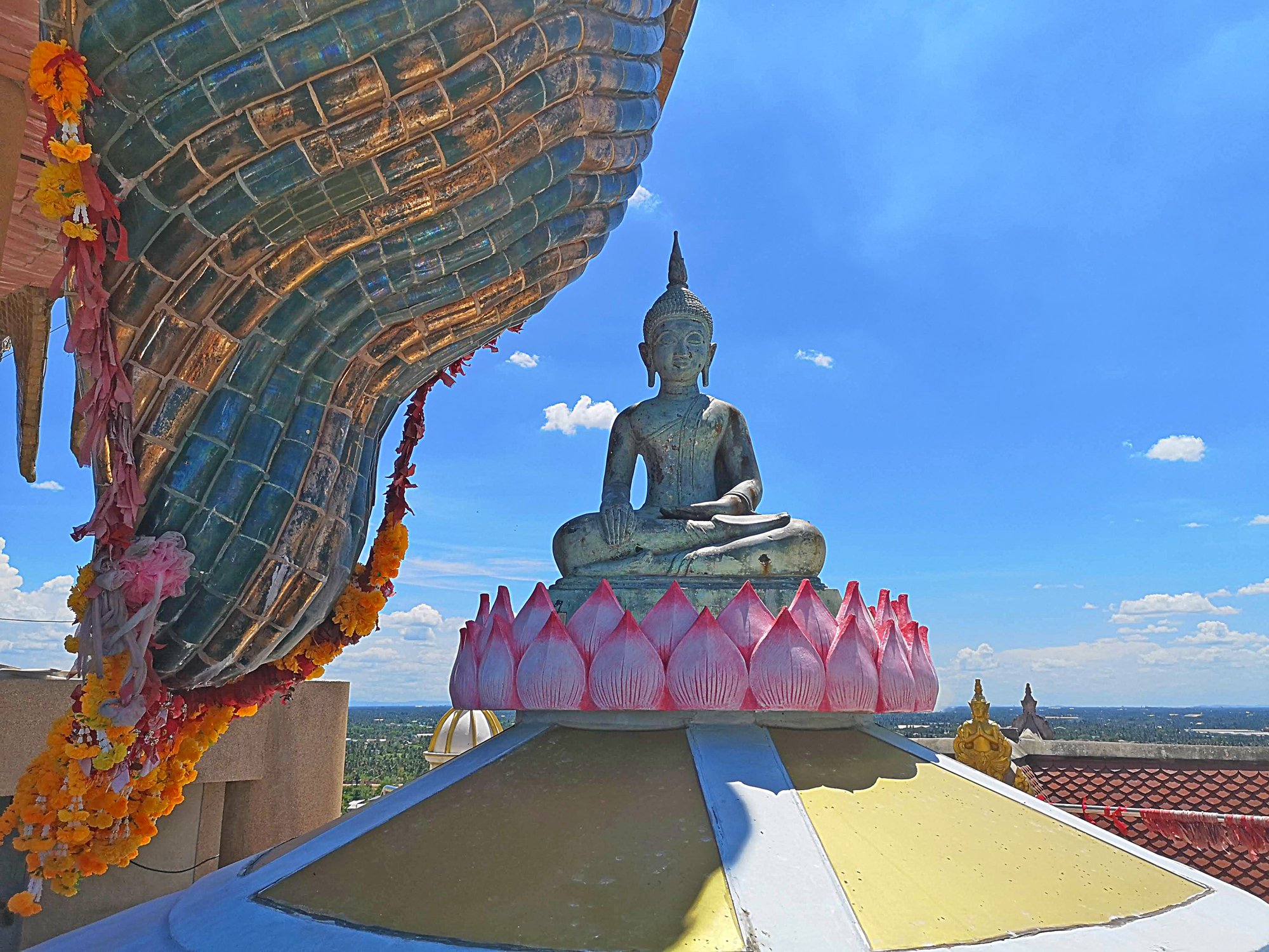 龍が巻きつくタイのお寺