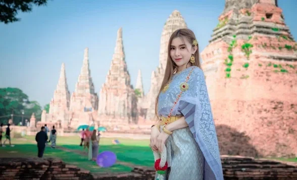 タイ民族衣装を着てアユタヤ遺跡で写真撮影