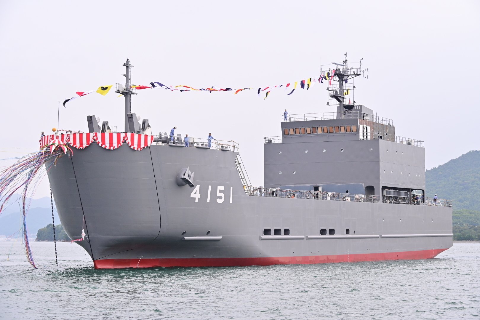 輸送艦にほんばれ ご船印 輸送艦「にほんばれ」 命名式・進水式に鬼木副大臣が参加（10月
