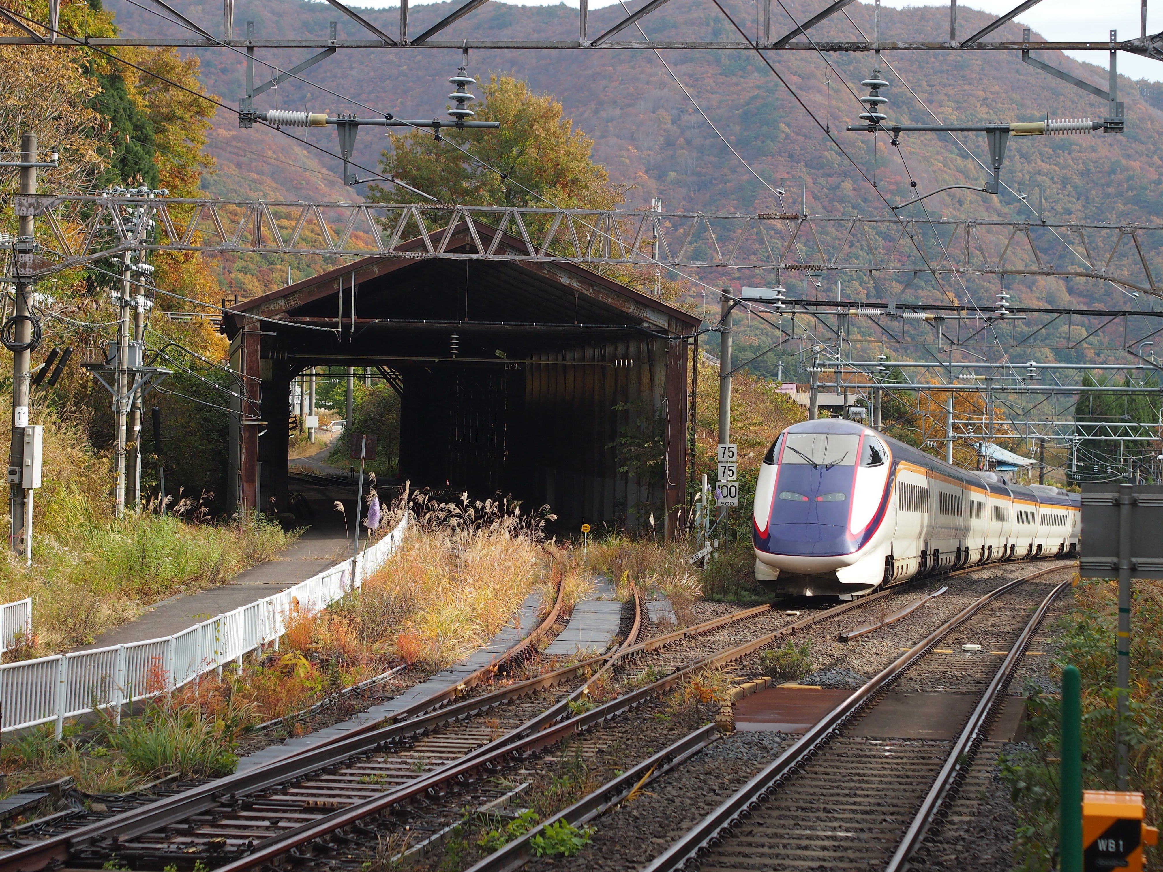 絵葉書・奥羽線板谷停車場　プラットホーム・蒸気機関車到着 峠駅立ち売り