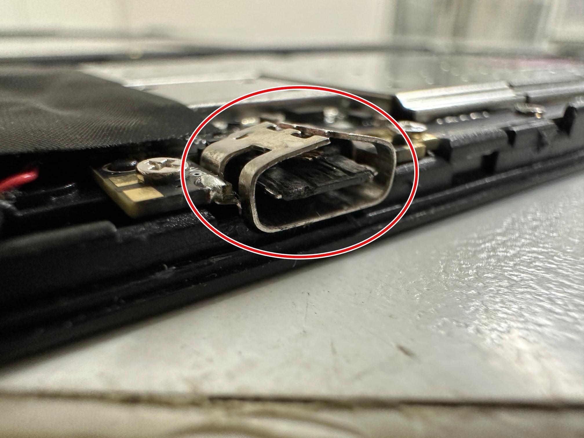 充電部分が一つ壊れてる HEADWOLF HPadの充電口修理で充電出来ない故障が改善