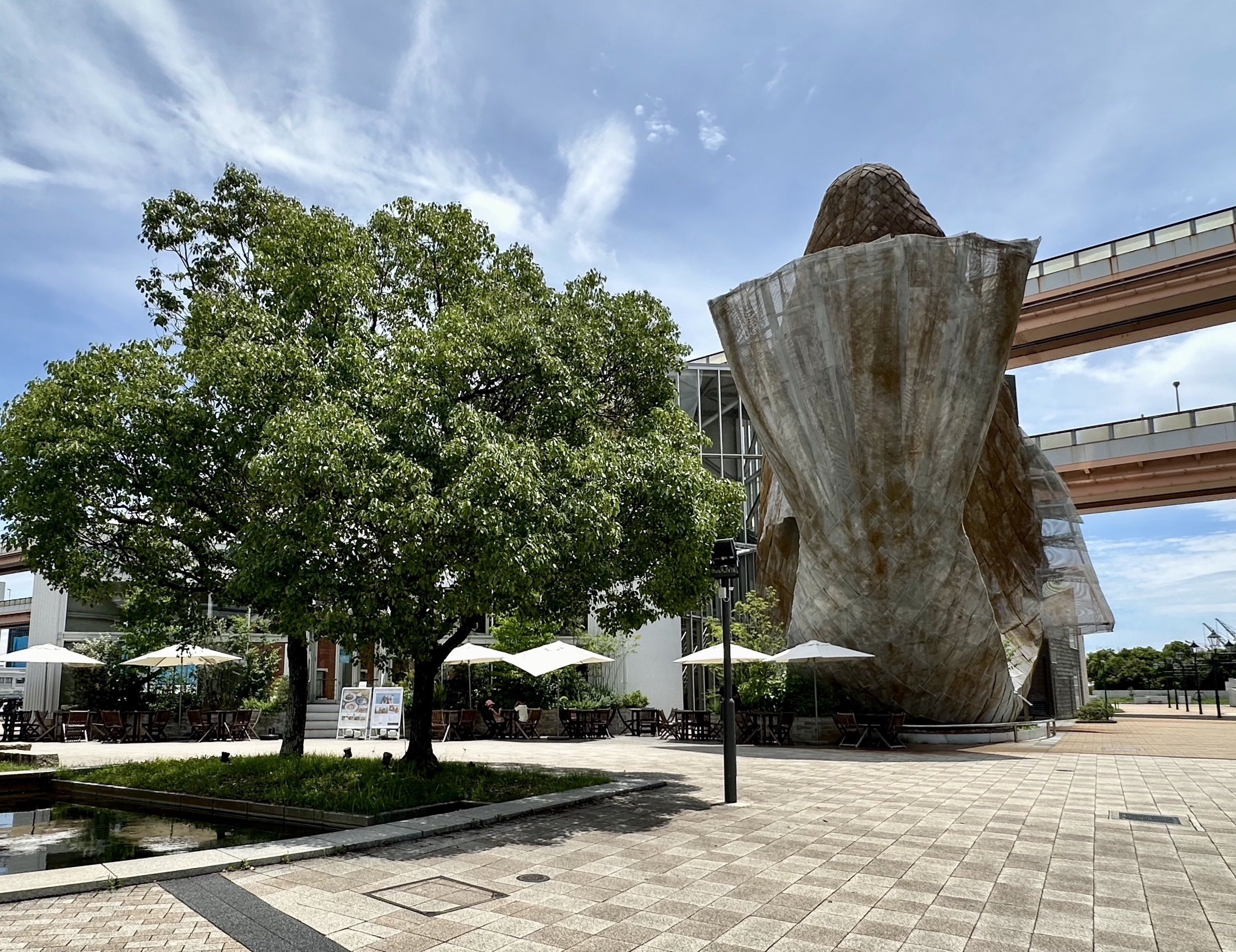 港の入口で踊るように建つオブジェへ｜sanchi