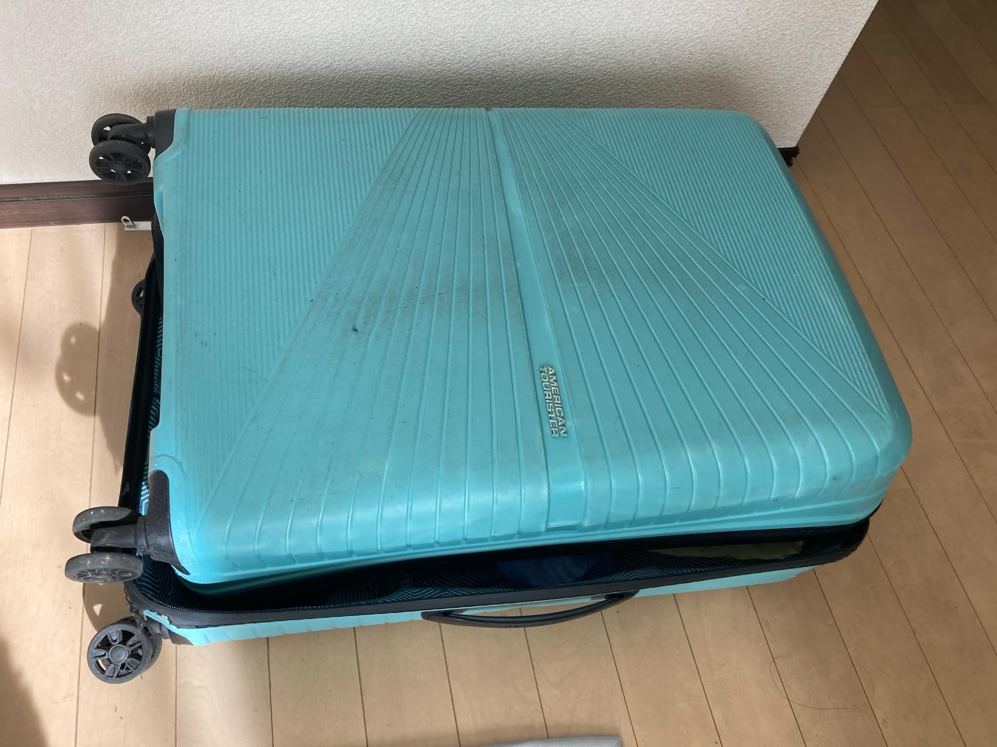 FOREO LUNA 3 ブルー　ケース破損 長年愛用しているスーツケースが壊れた。｜原田優香｜合同会社&ante