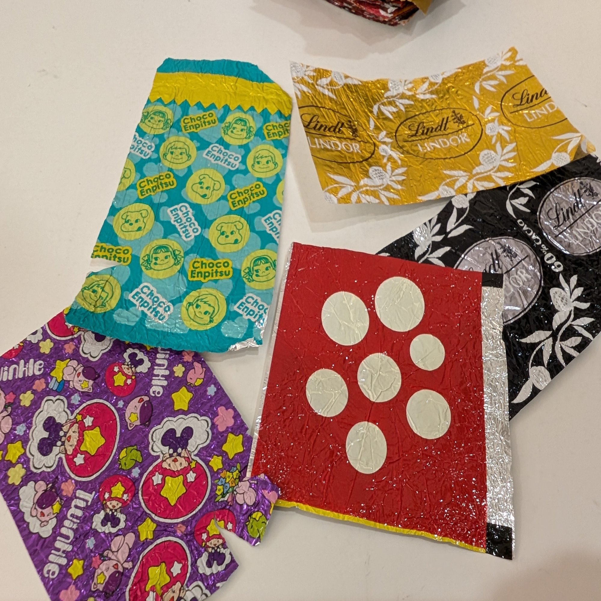 お菓子の包み紙を使って、アクセサリーづくりをしてみる｜餡詩織（そらのまど）