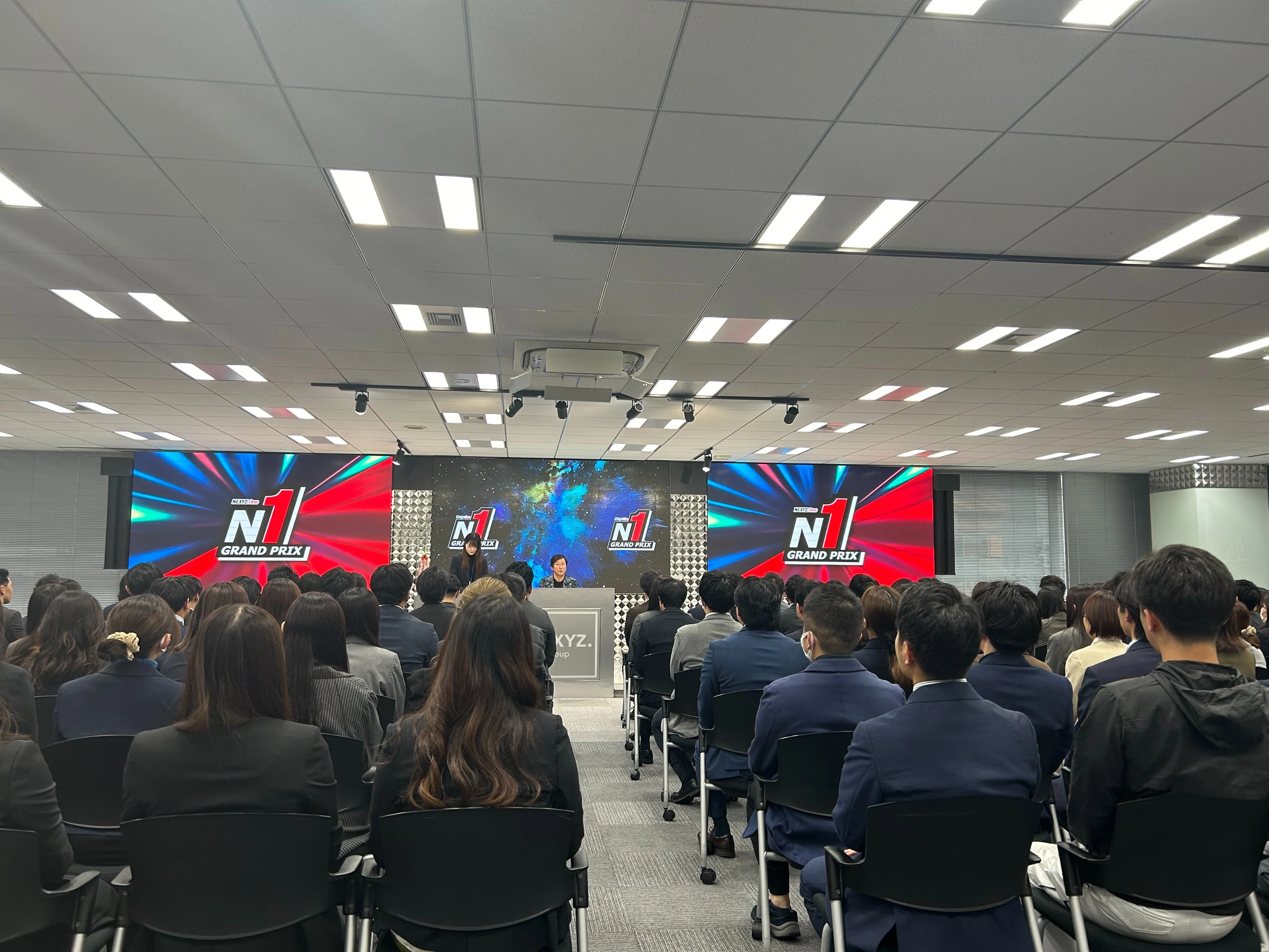 社内表彰式から学ぶ】プロ営業マンのスピーチは「パワーワード」と